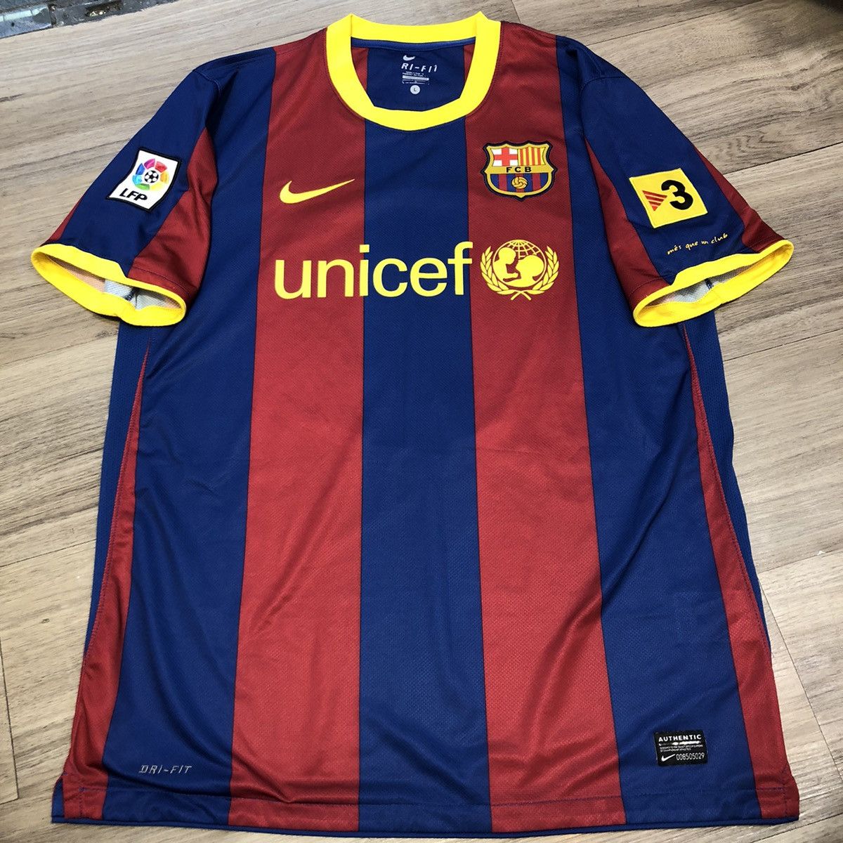 image of Bloke x F C Barcelona Barcelona 10/11 Home Shirt 8 Iniesta in Blue/Red, Men's (Size Large)