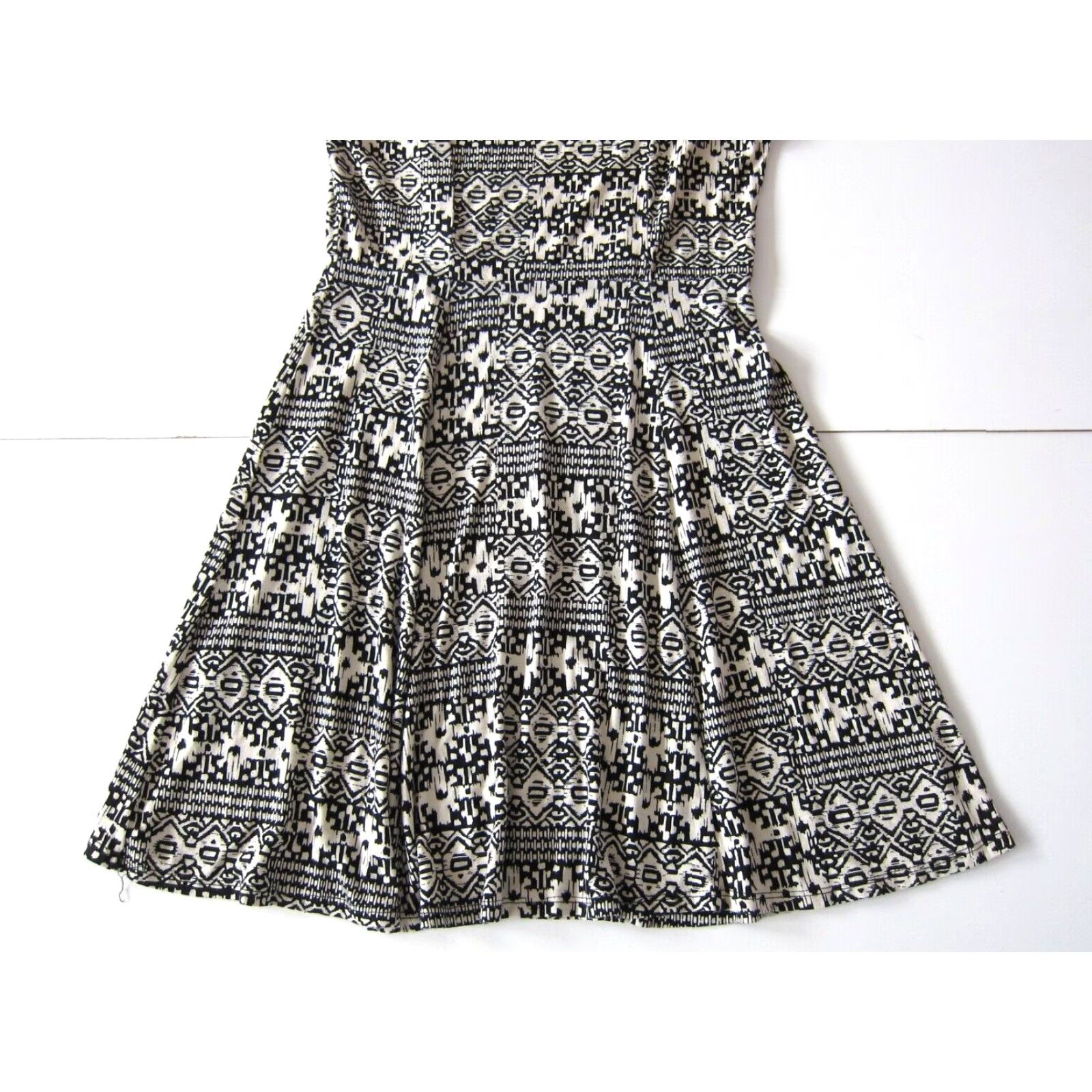Vintage Monteau Black Ivory Batik Stretch V-Neck Short Sleeve Empire Dress Women Large Size 36" / US 14 / IT 50 - 6 Thumbnail