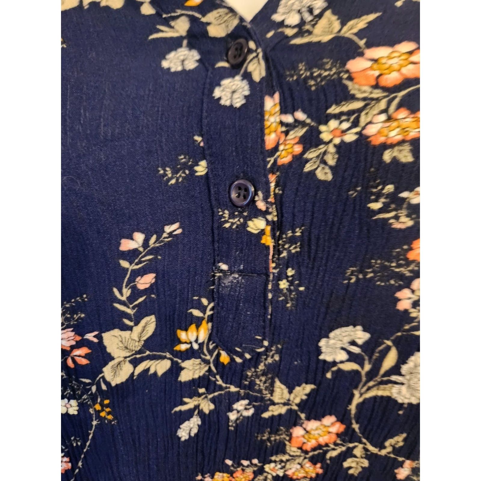 Vintage Fun 2 Fun Navy Blue Floral Blouse 3X V-Neck Long Sleeve Pleated Rayon Boho Hippie Bohemian Women Shirt Blouse Size XXL / US 16-18 / IT 52-54 - 2 Thumbnail