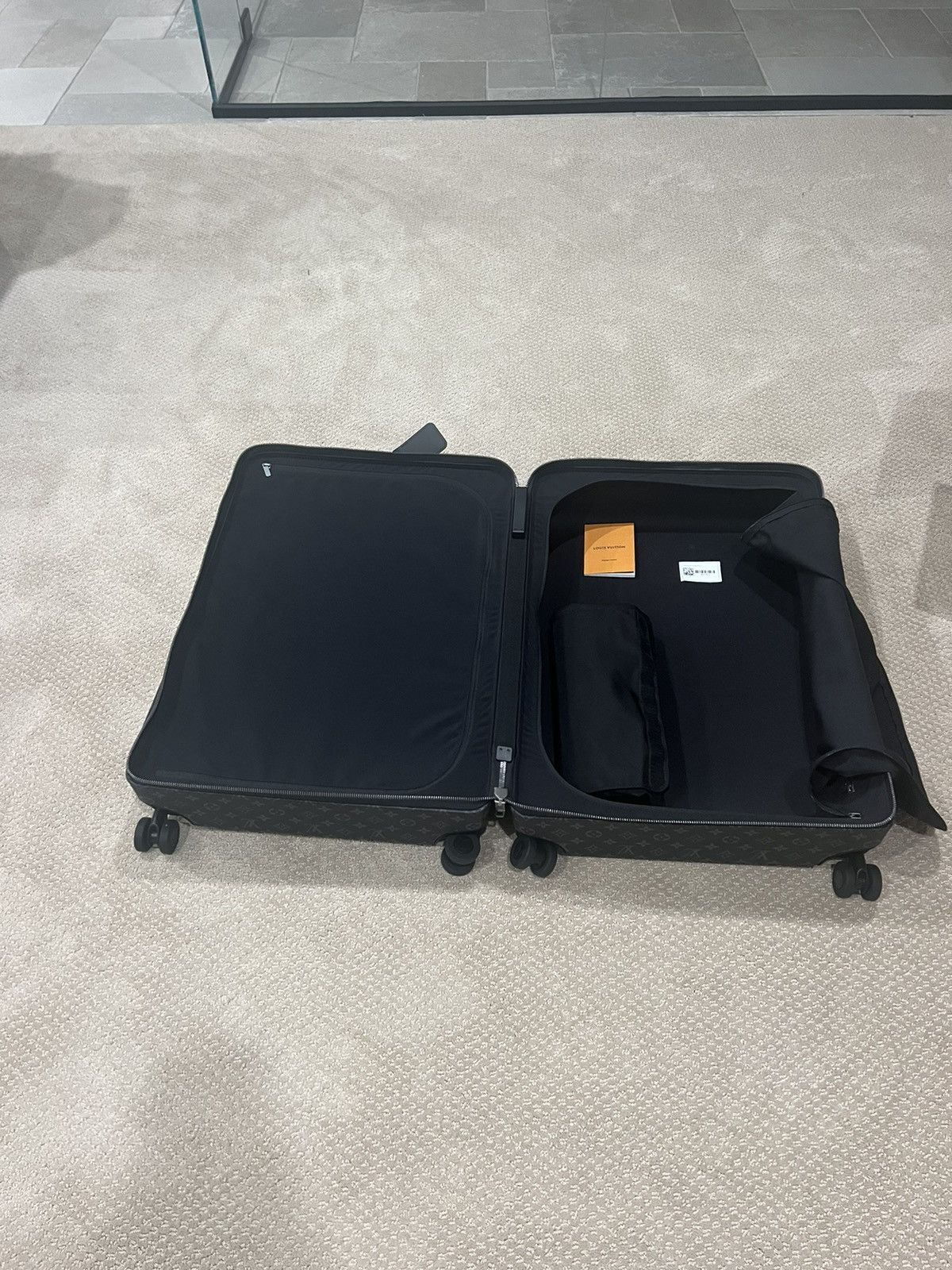 Louis Vuitton Louis Vuitton luggage Size ONE SIZE - 5 Thumbnail
