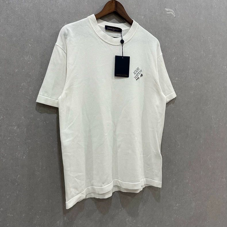 Louis Vuitton LOUIS VUITTON Embroidered logo pin on chest short sleeves Size US M / EU 48-50 / 2 - 3 Thumbnail