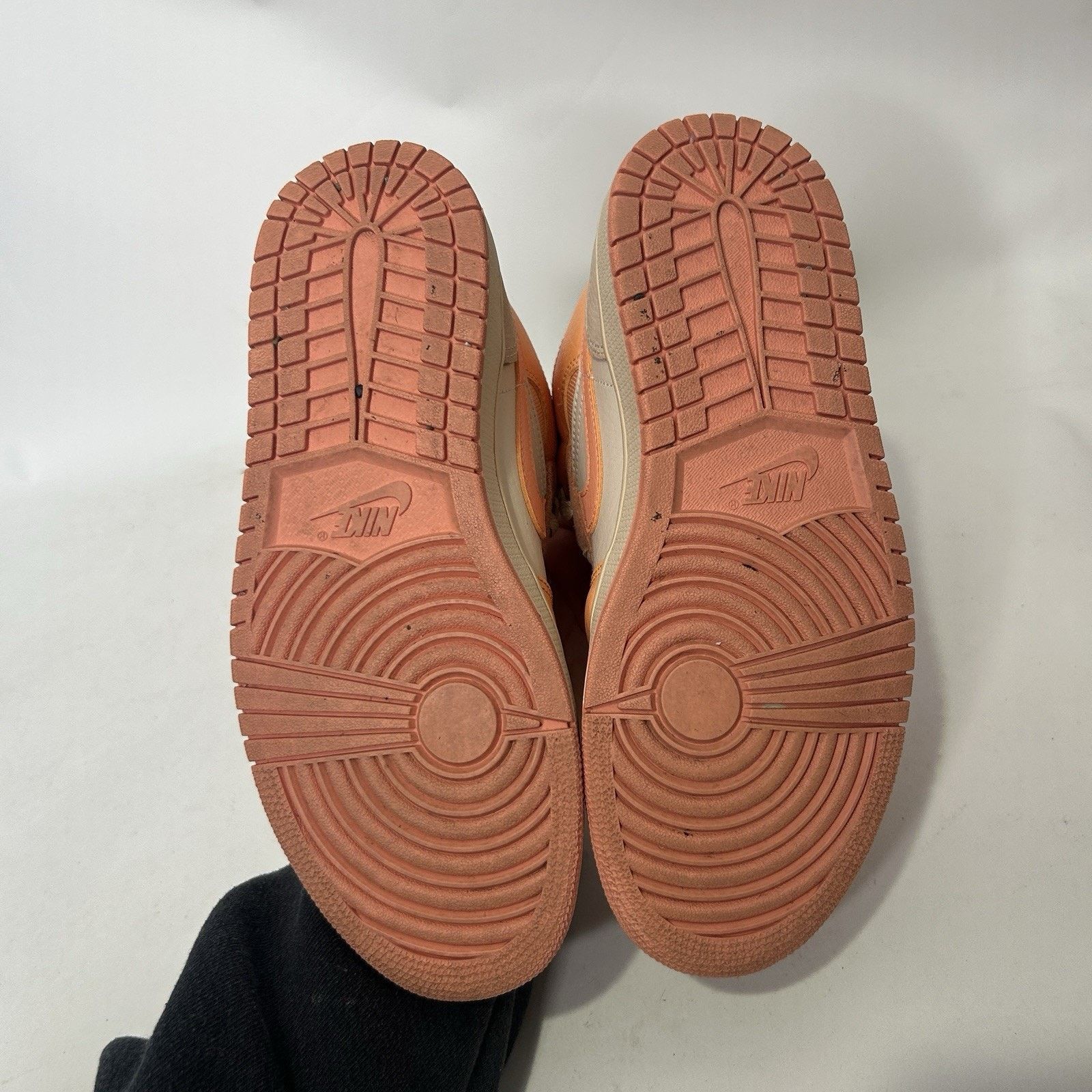 Jordan Brand Nike Air Jordan 1 Retro Mid WMNS “Apricot Orange” DH4270-800 Size US 7.5 / IT 37.5 - 7 Thumbnail