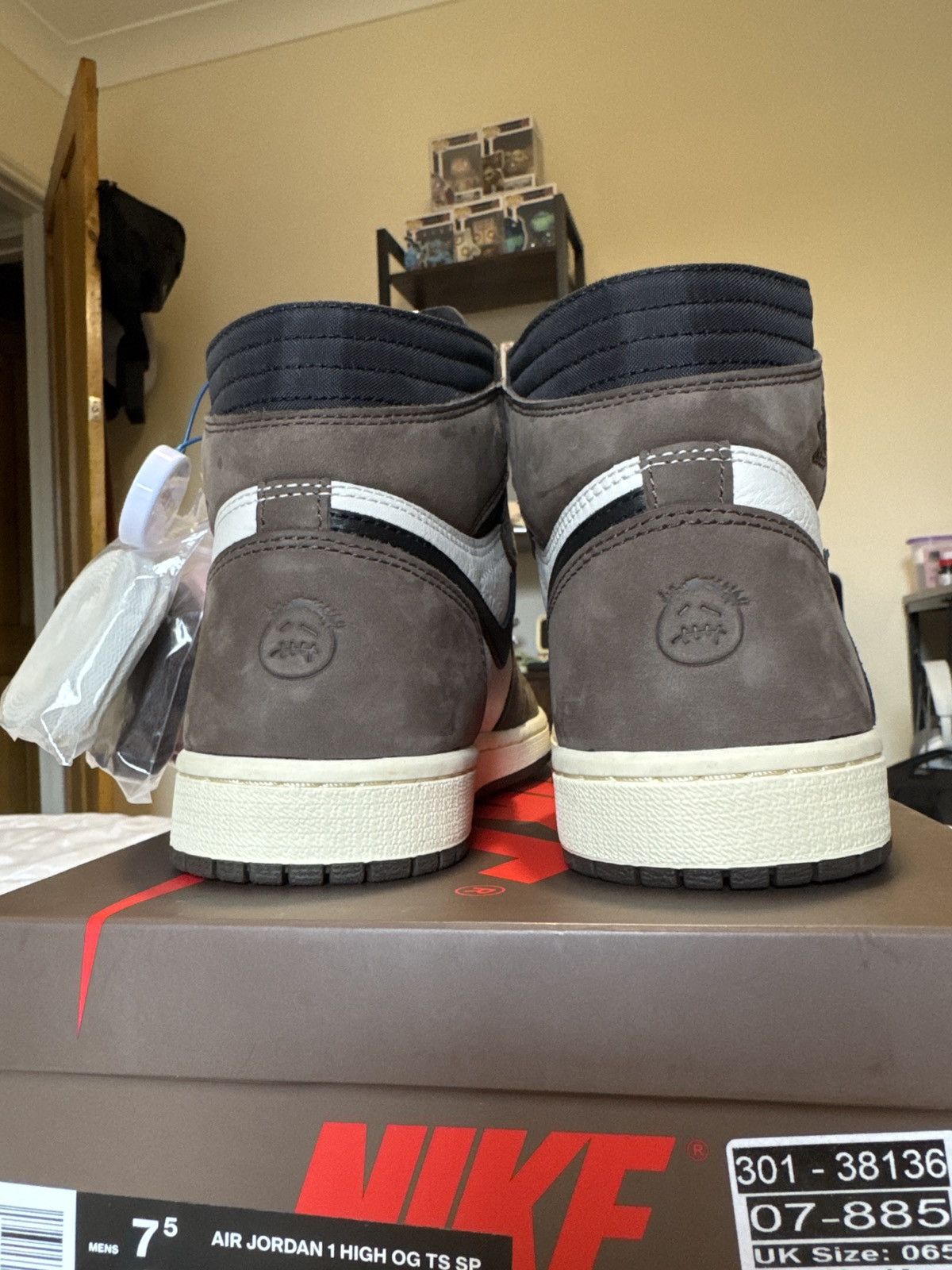 Jordan Brand × Travis Scott OG MOCHA HIGH AJ1 TRAVIS SCOTT Size US 7.5 / EU 40-41 - 4 Thumbnail