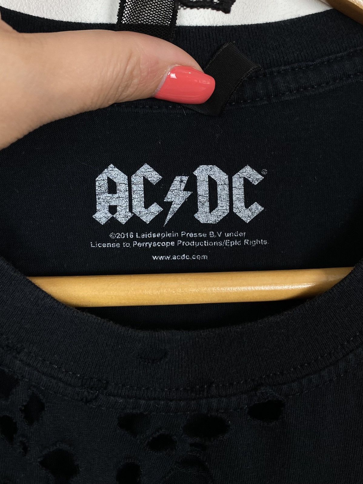Band Tees AC/DC Short Sleeve Tattered T-Shirt Rock World Tour Black Size US XL / EU 56 / 4 - 6 Thumbnail