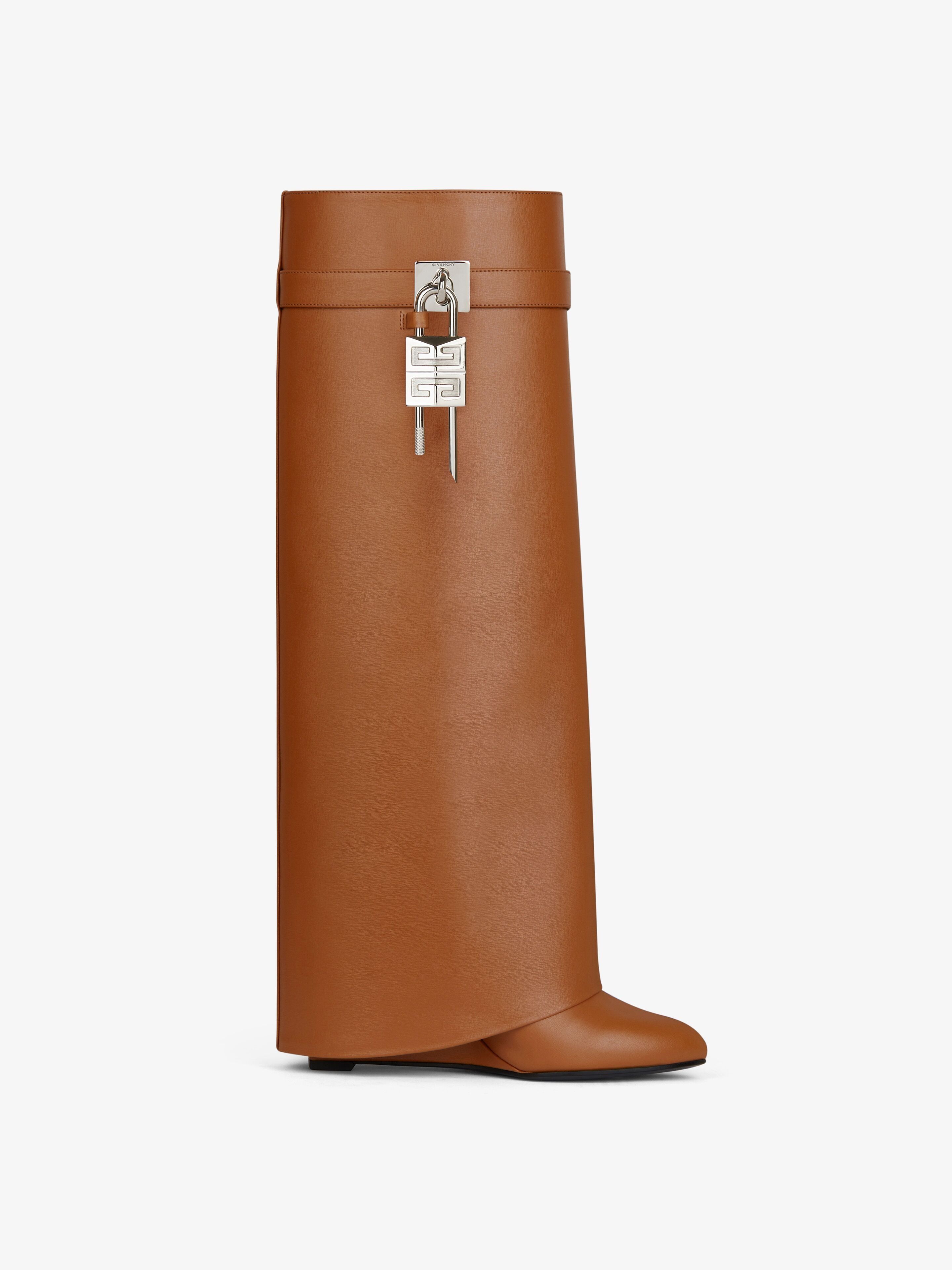 o1srvl11e0925 Shark Locks Boots in Brown