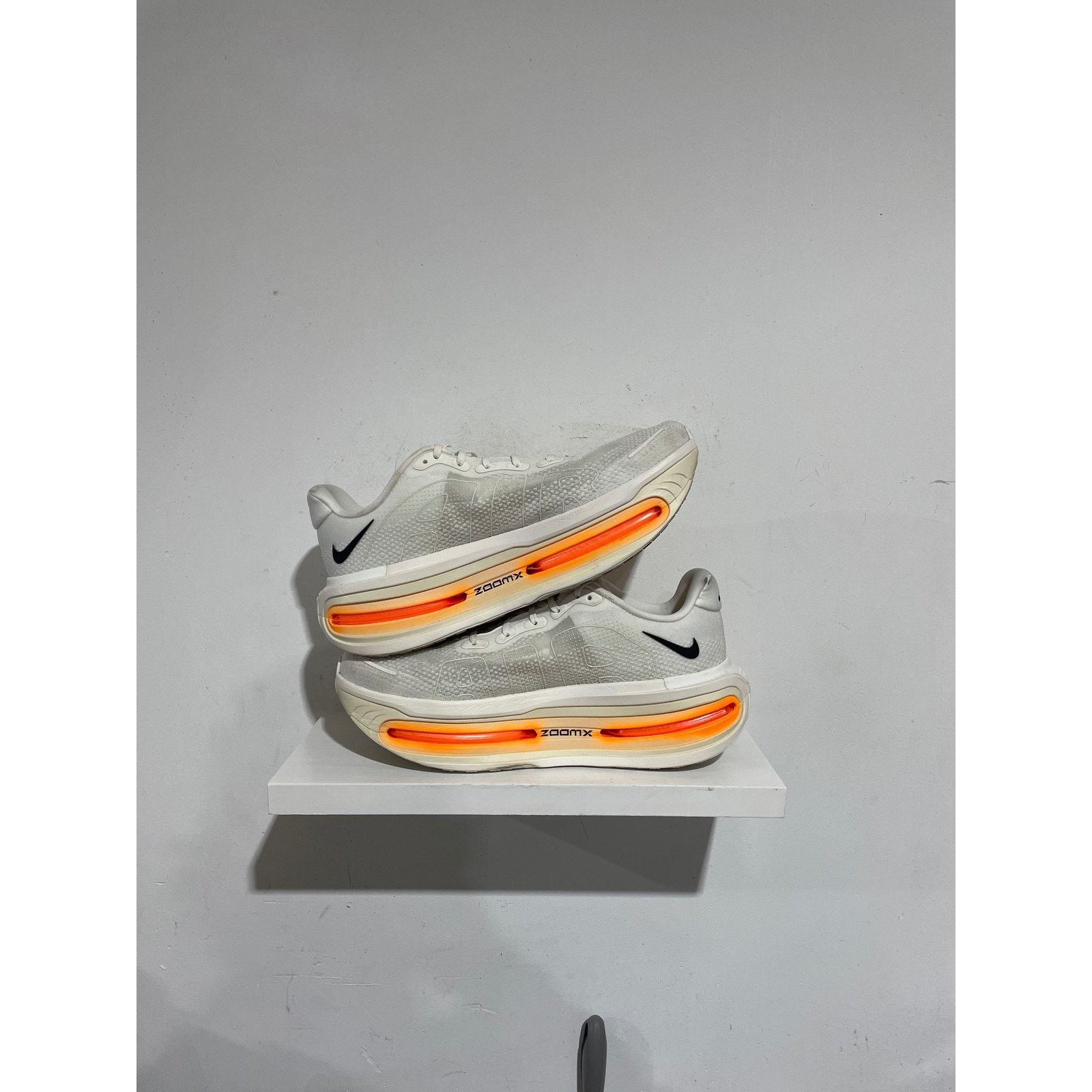 Nike NIKE VOMERO PREMIUM SAIL COCONUT MILK SIZE 14 PREOWNED Size US 14 / EU 47 - 2 Thumbnail