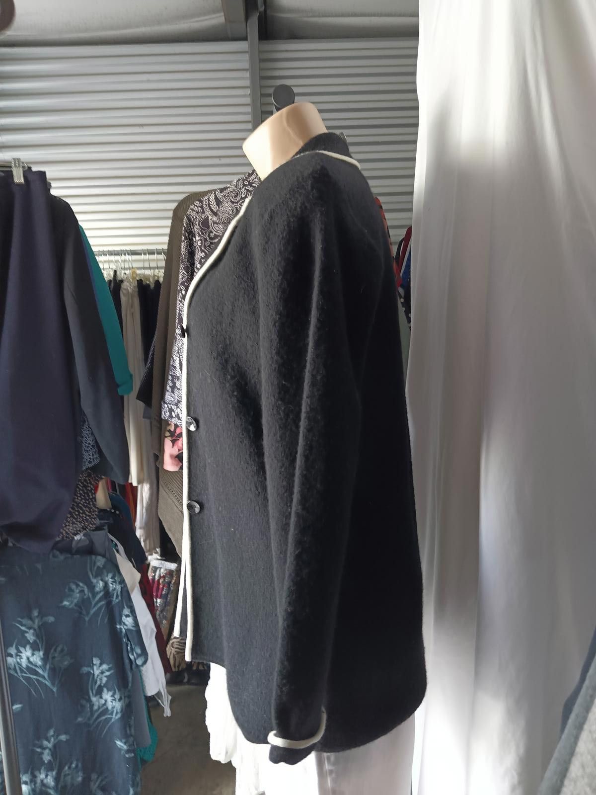 Designer Josephine Chaus Classic Black Wool Blazer with Ivory Trim Size S / US 4 / IT 40 - 2 Thumbnail