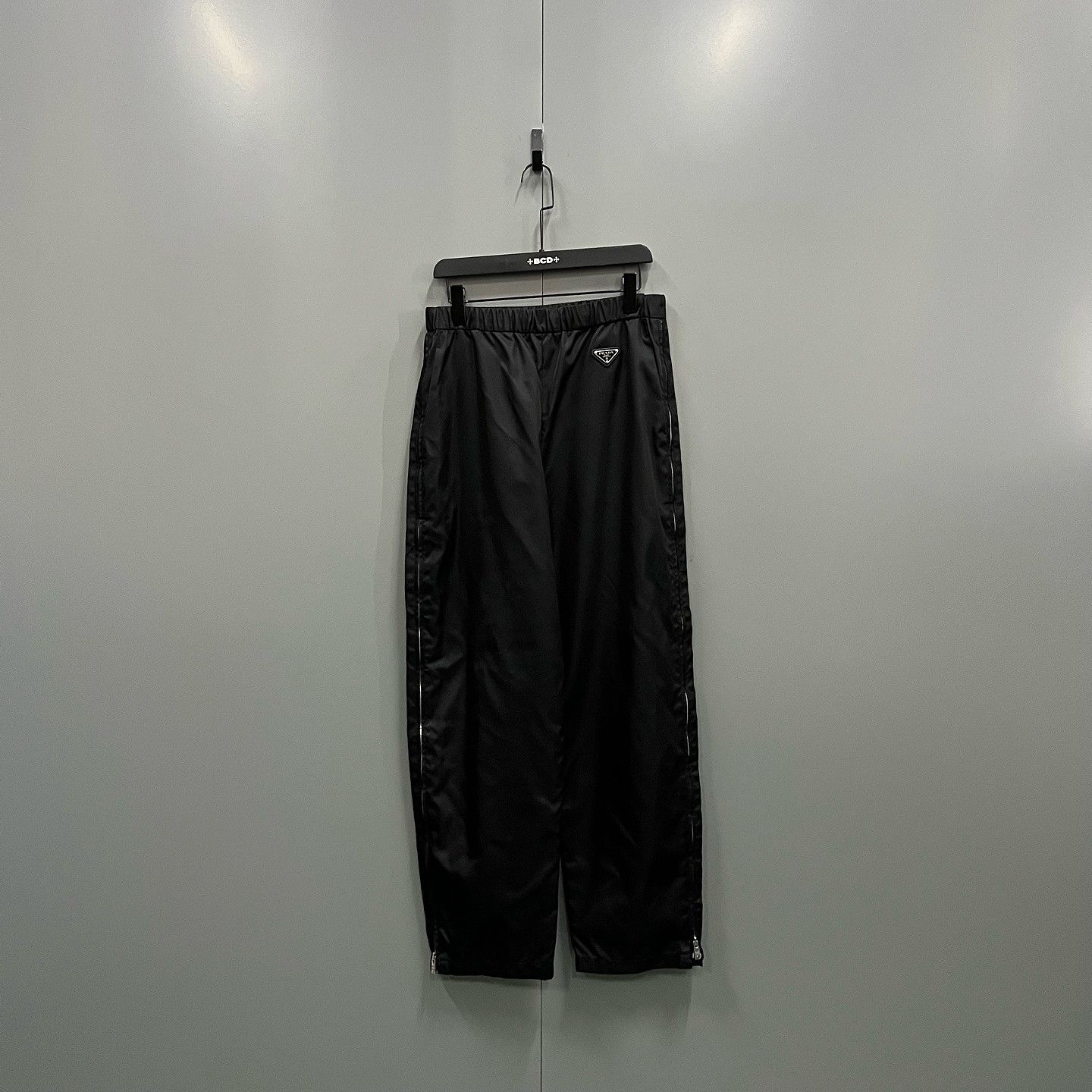 Prada Prada Triangle Logo Nylon Casual Pants Size 26 Size US 26 / EU 42 - 1 Thumbnail