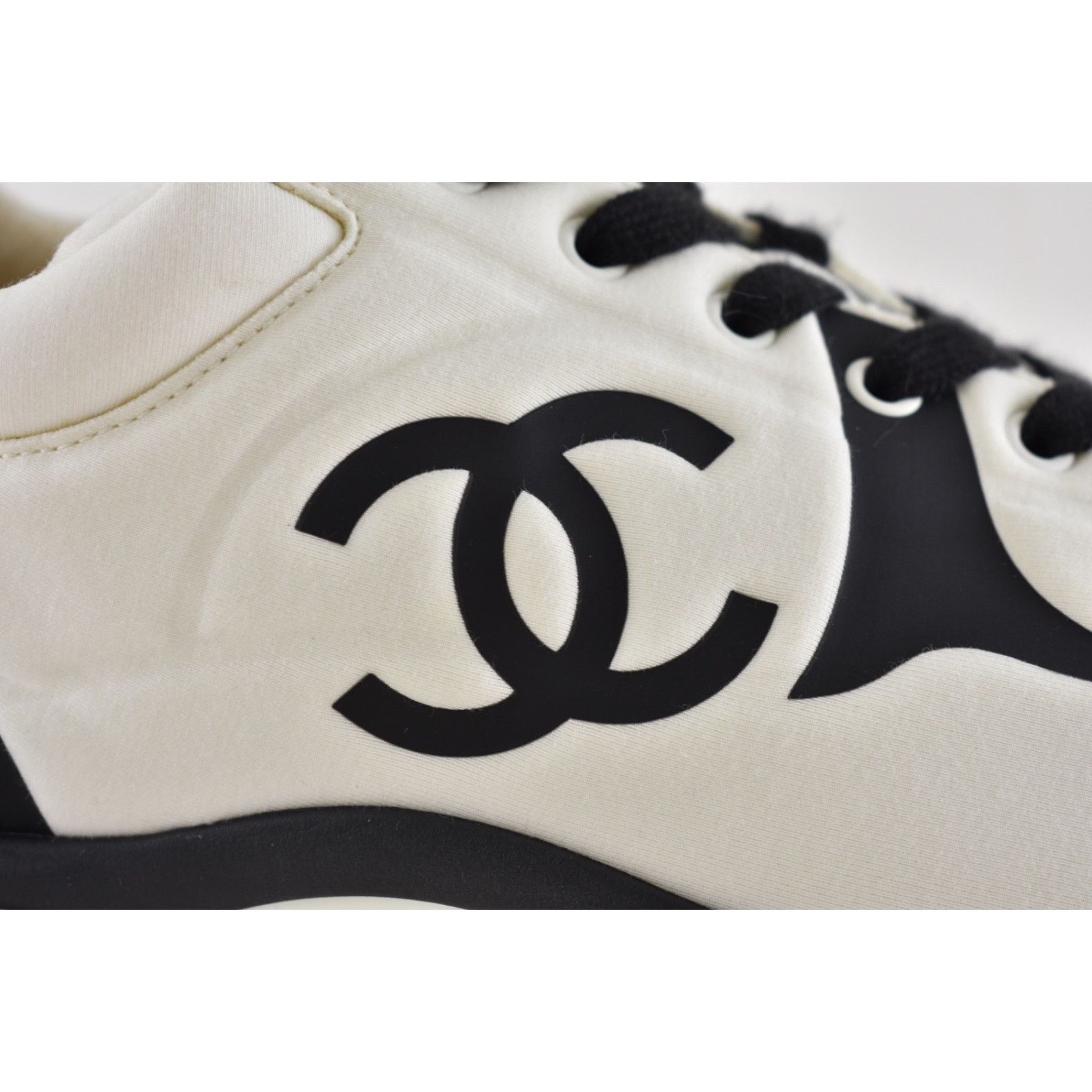 Chanel Chanel 20C Men White Black Neoprene CC Logo Low Top Size US 11 / EU 44 - 4 Thumbnail