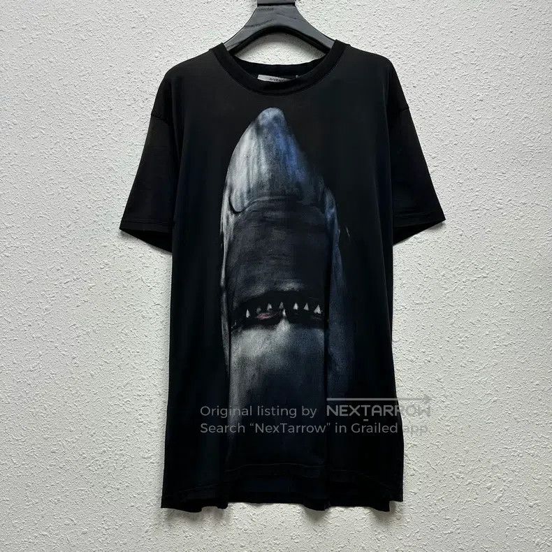 Givenchy Givenchy Shark Short Sleeve - Size S - DY8102 Size US S / EU 44-46 / 1 - 1 Thumbnail