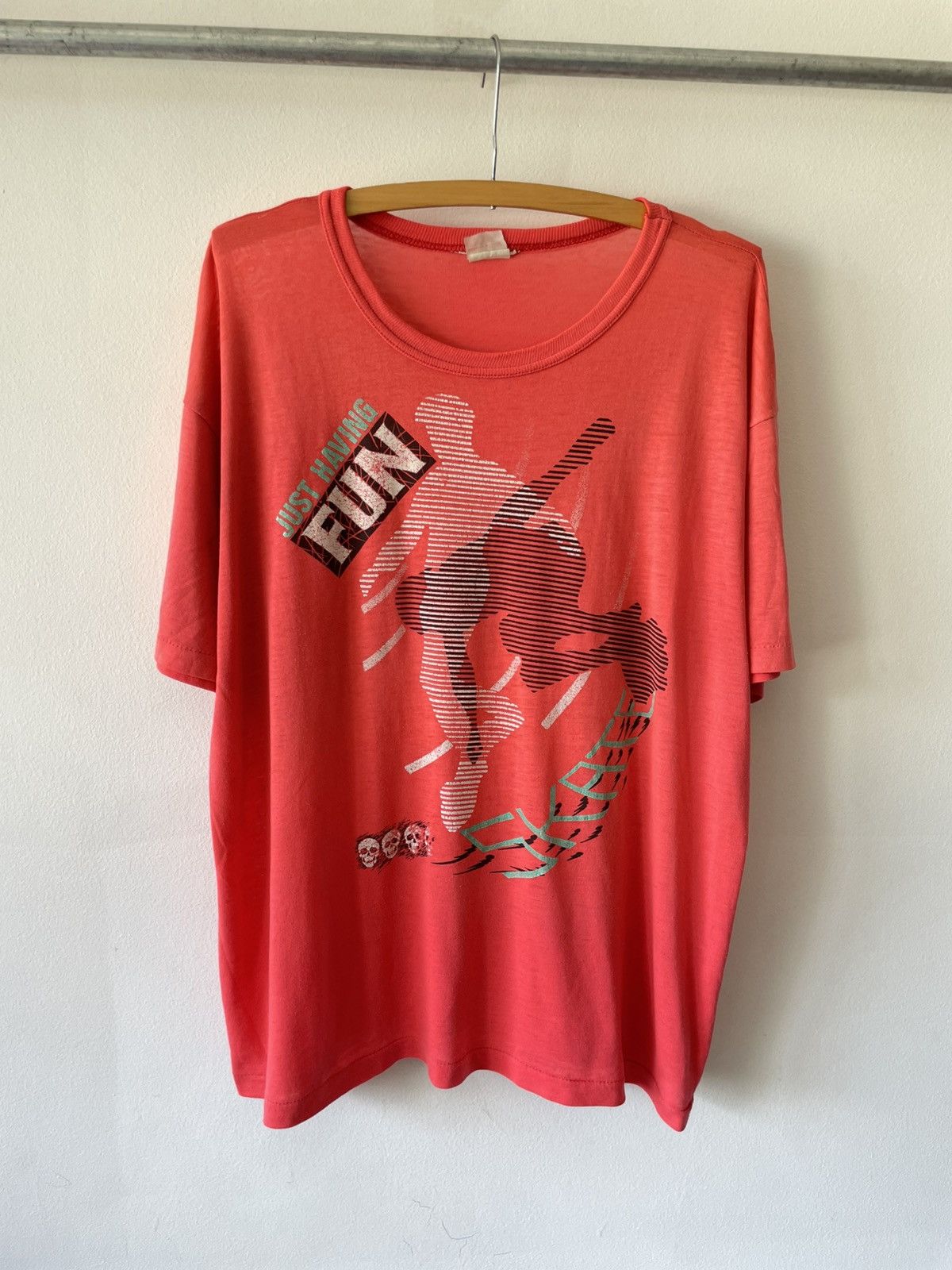 Other Vintage 80s Skate Skull Fun Graphic tee Size US XL / EU 56 / 4 - 1 Thumbnail