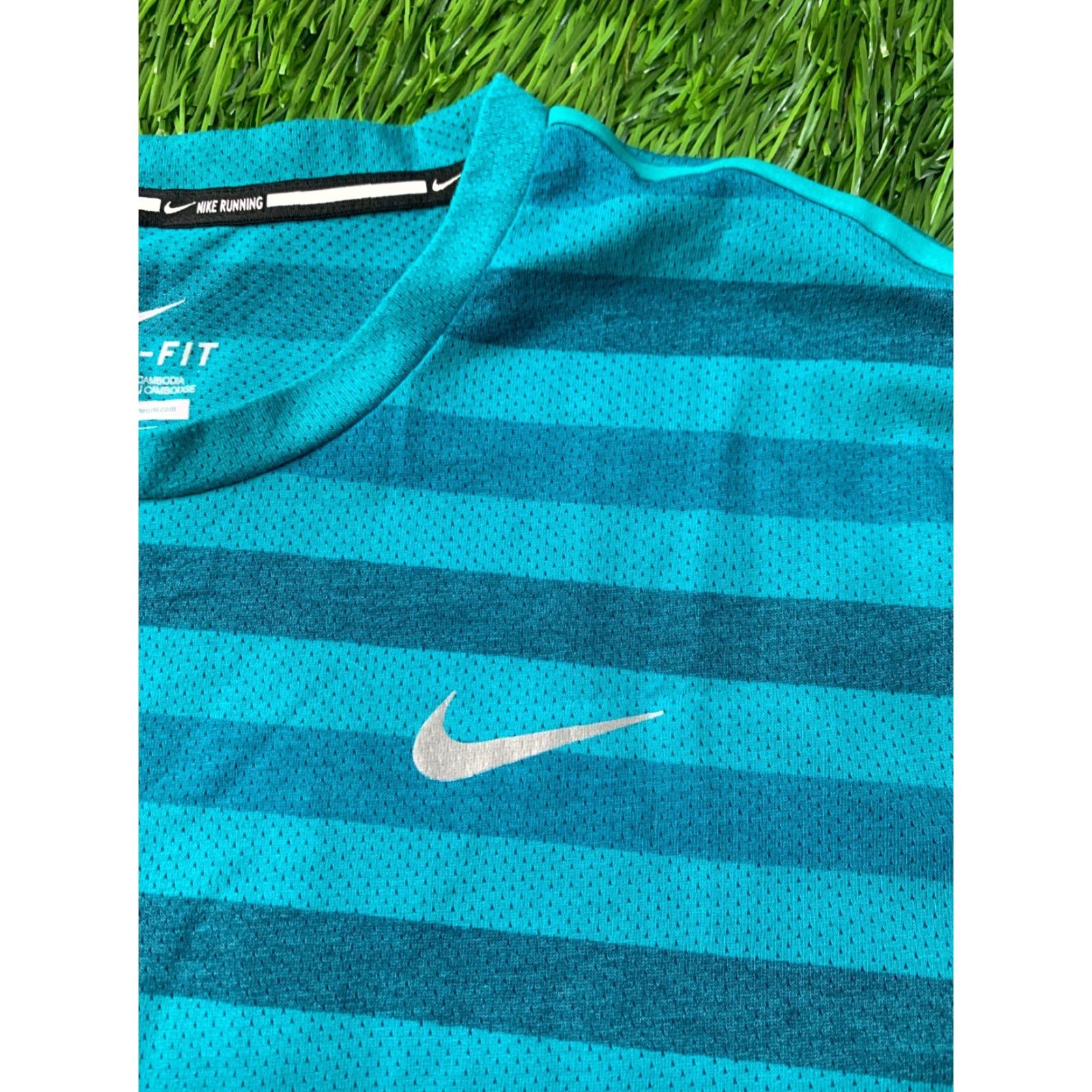 Nike Nike Running Shirt Mens M Green Jersey 2015 T-Shirt Short Sleeve Crew Neck Classic Fit 60cm 48cm Pit to Pit Size US M / EU 48-50 / 2 - 3 Thumbnail