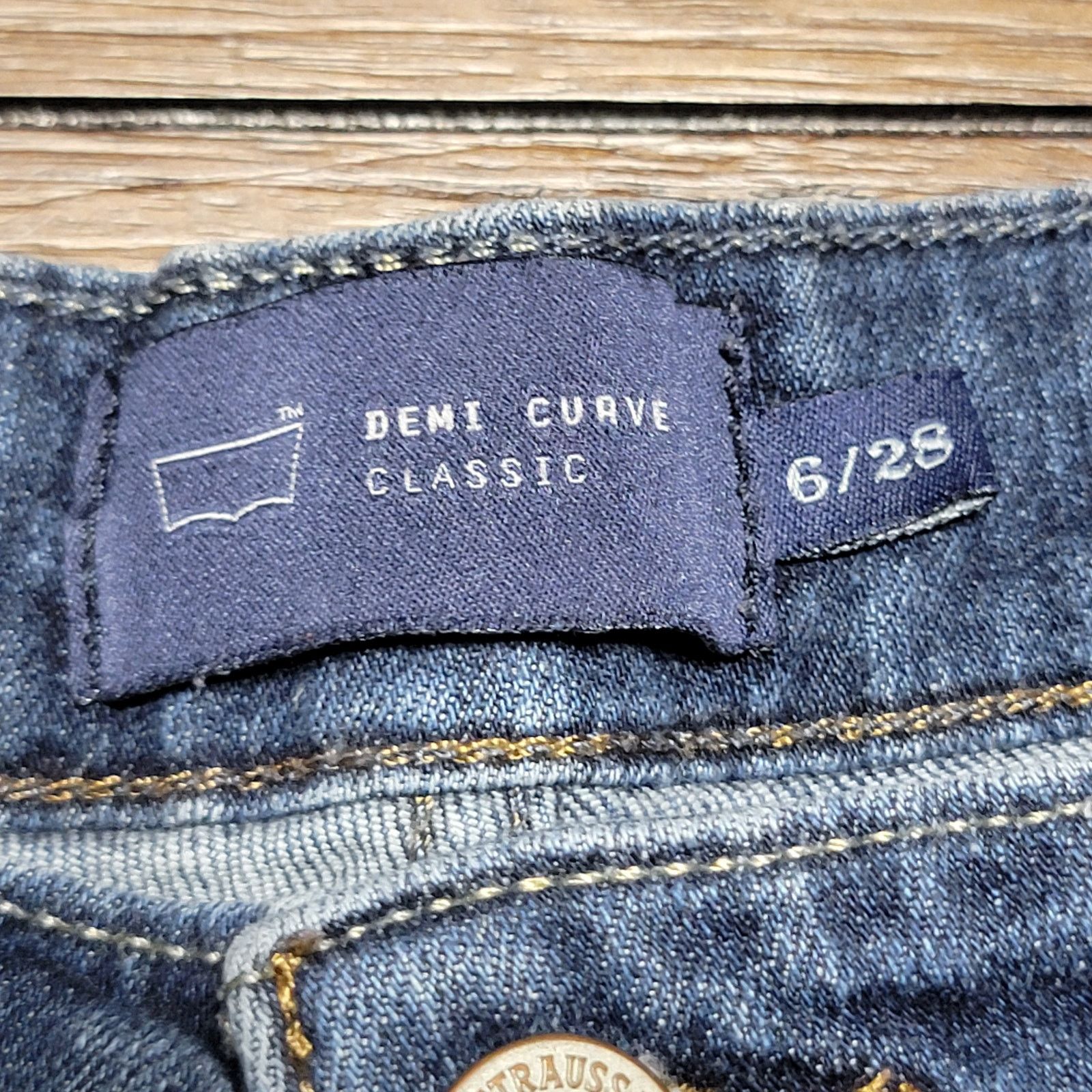Levi's Levis Classic Denim Demi Curve Capris - Size 6 / 28 Size 28" / US 6 / IT 42 - 6 Thumbnail