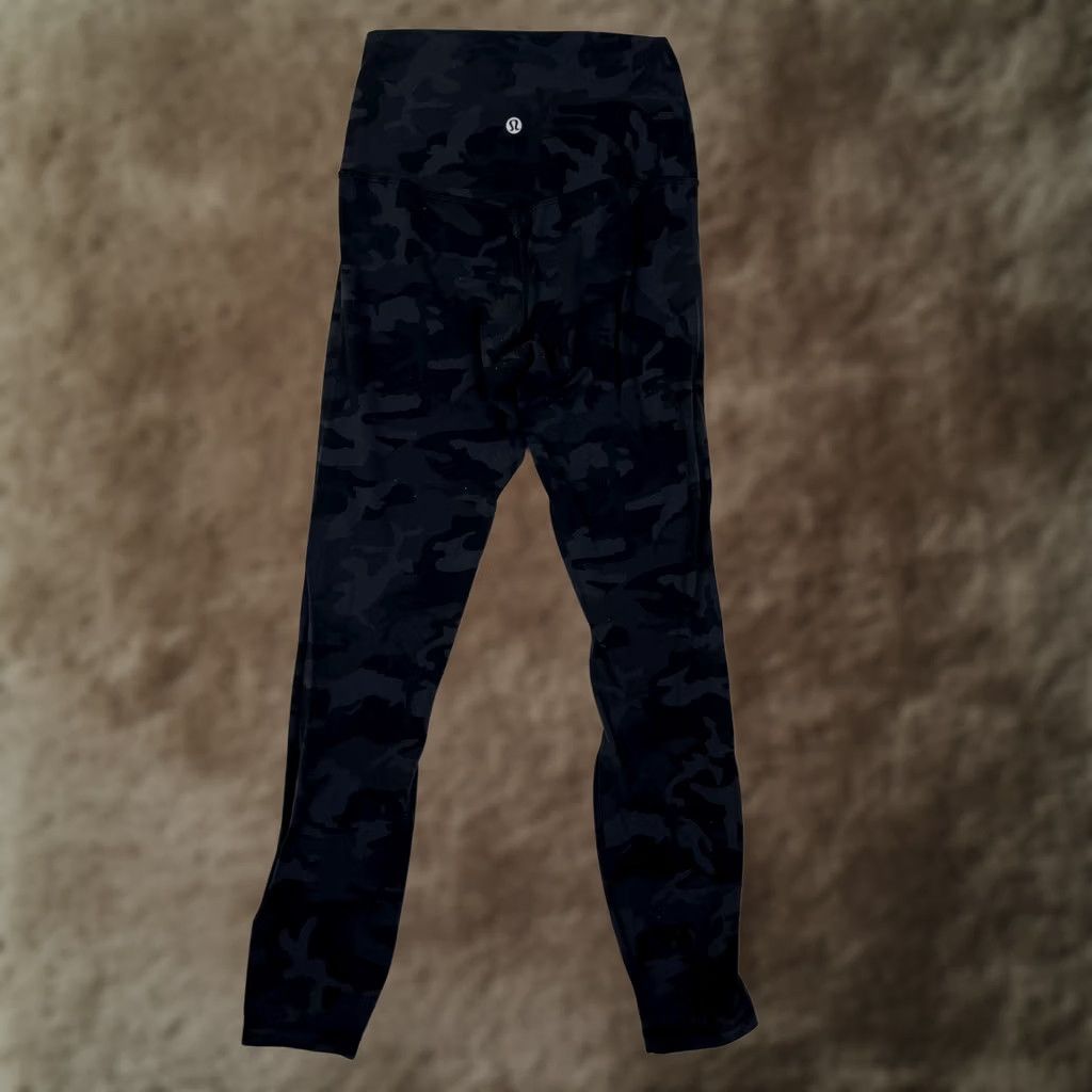 Lululemon Lululemon Women's Size 4 Black Camo High Rise Cropped Leggings Athletic Pants Yoga Run Gym Training Size 27" / US 4 / IT 40 - 1 Thumbnail