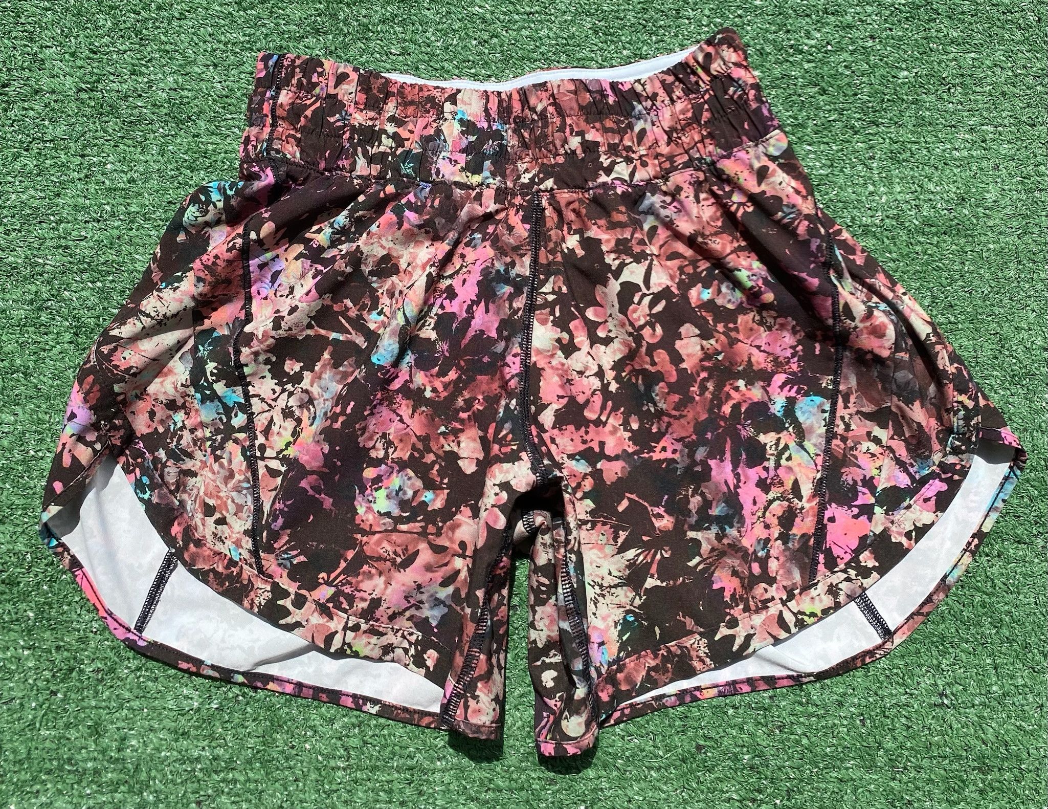 Lululemon Lululemon Track That Floral Stencil Blossom Lined Shorts 4 Size 27" / US 4 / IT 40 - 1 Thumbnail