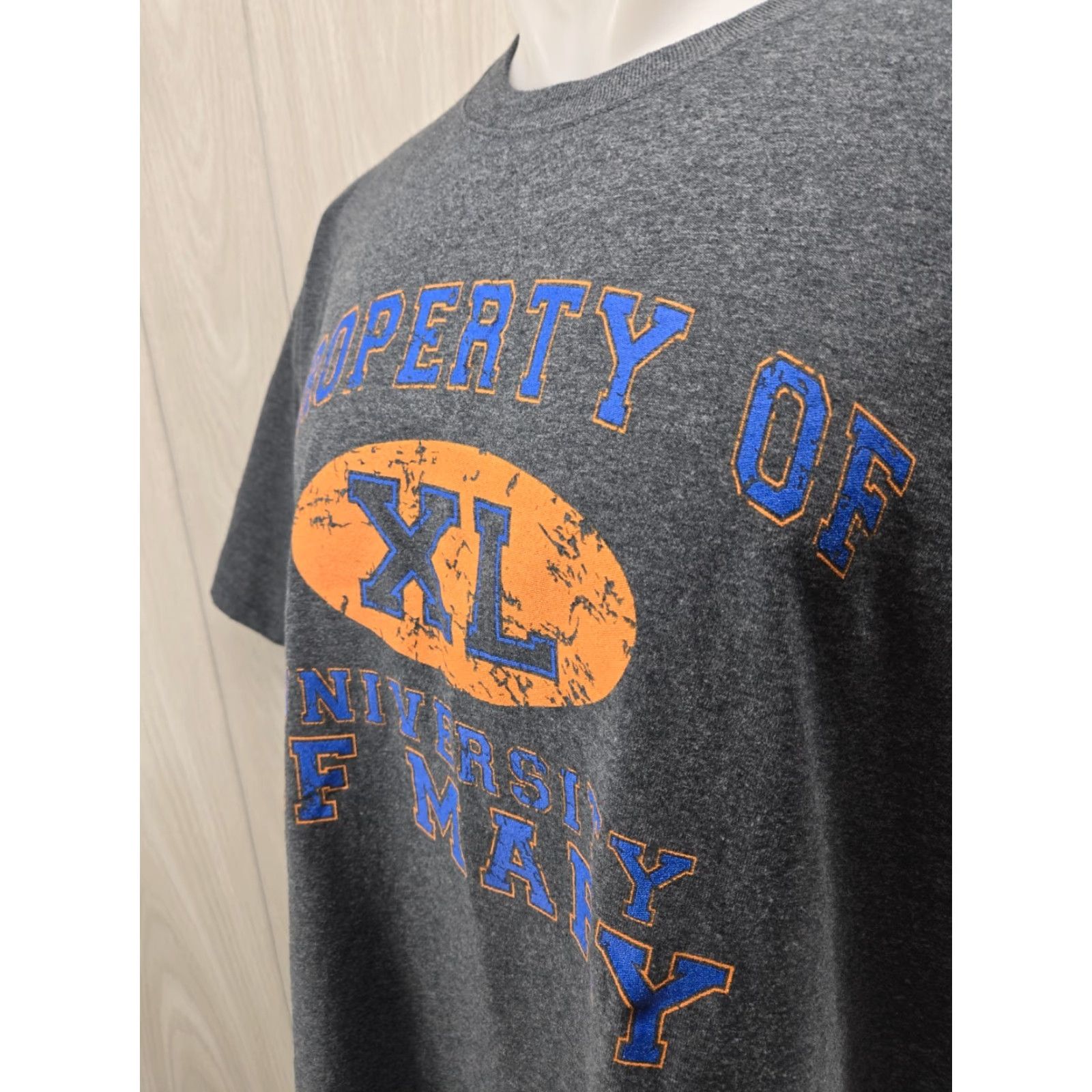 Gildan University of Mary UMary Marauders Men's Logo T-Shirt Gray 2XL Shirt Short Sleeve Logo 90s/2000s Theme Mens Size US XXL / EU 58 / 5 - 5 Thumbnail