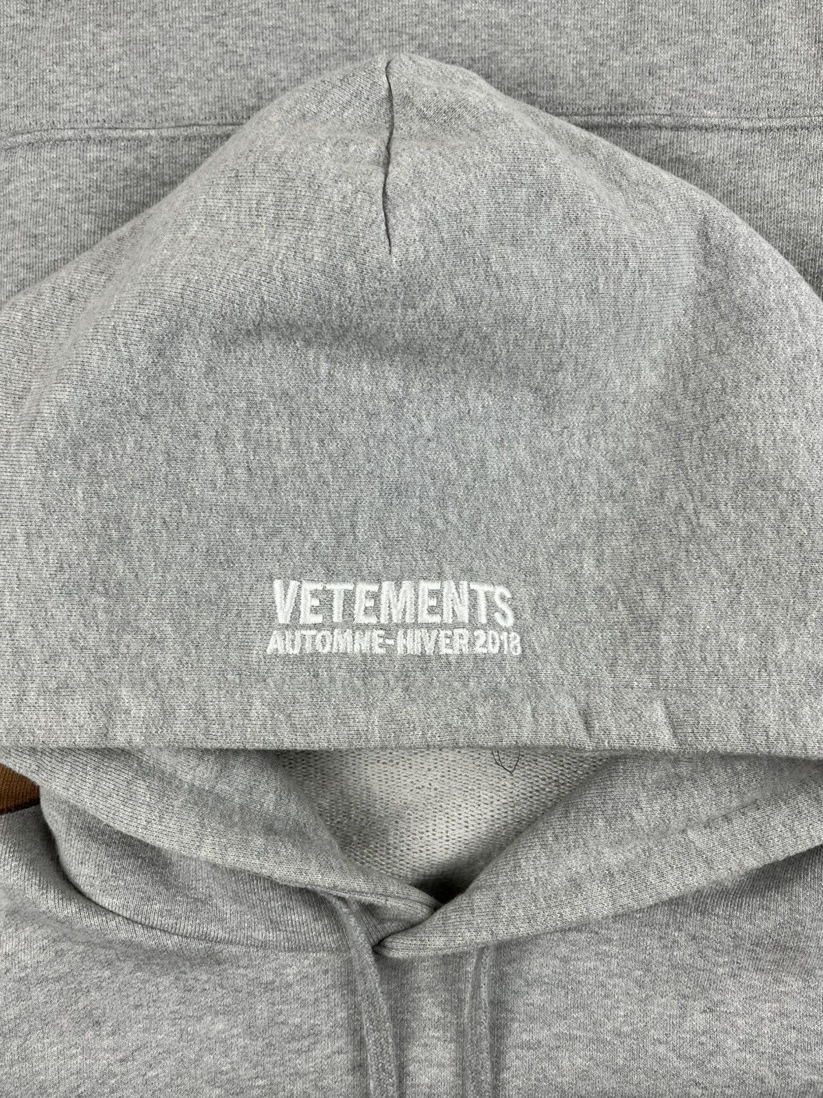Vetements AW18 Vetements Misplaced Logo Cropped Hoodie Grey Size US S / EU 44-46 / 1 - 3 Thumbnail