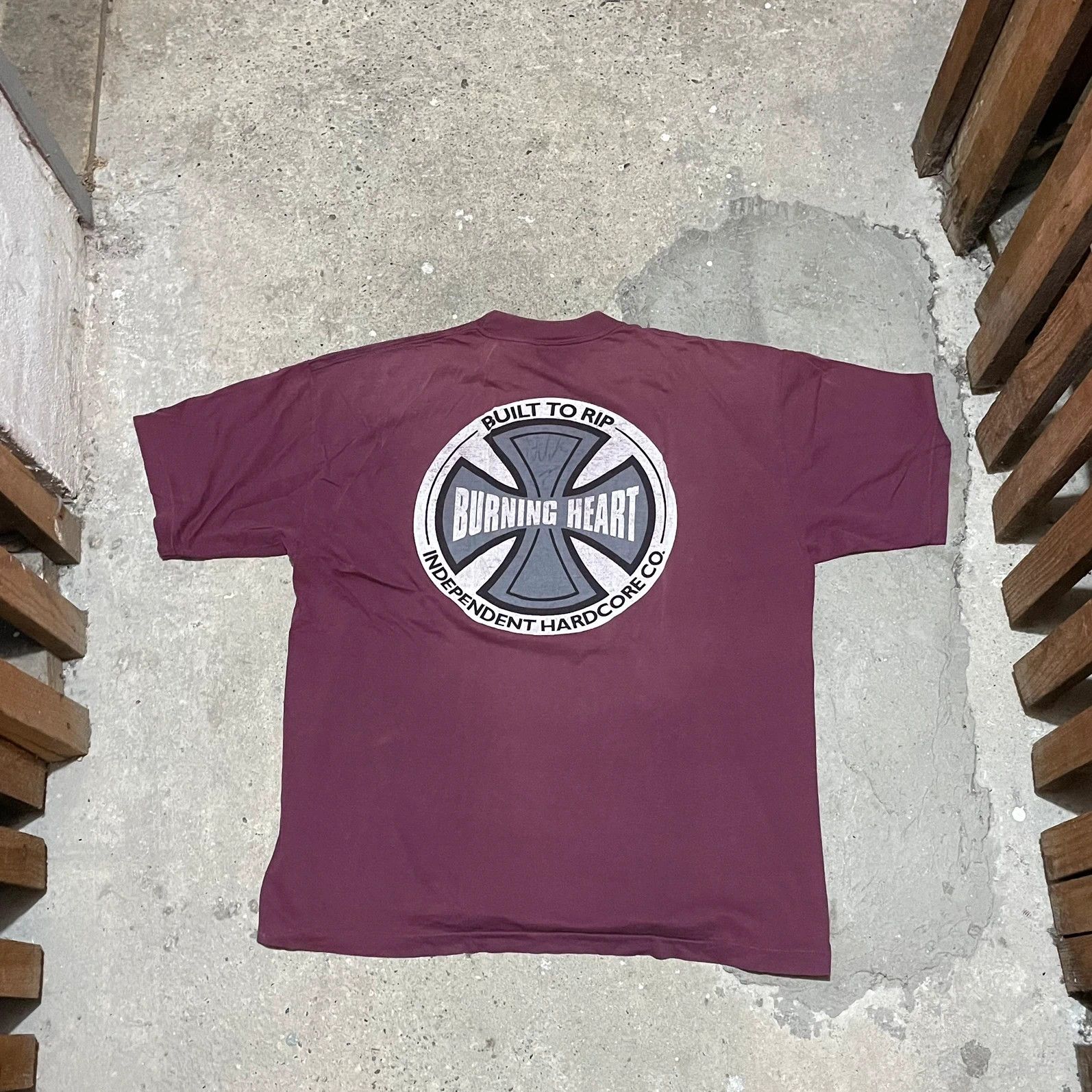 Band Tees Vintage independent burning heart t-shirt Size US XL / EU 56 / 4 - 1 Thumbnail