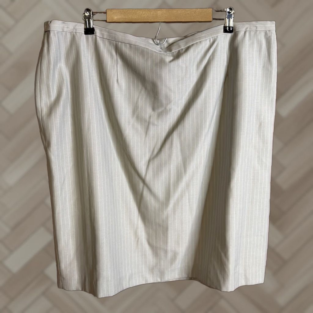 Calvin Klein Calvin Klein Womens Gray Plus Size Skirt 20W NWT Plus Size Business Casual Short Pencil Skirt Womens 20W Grey Calvin Klein skirt Size 42" / US 20 - 1 Thumbnail