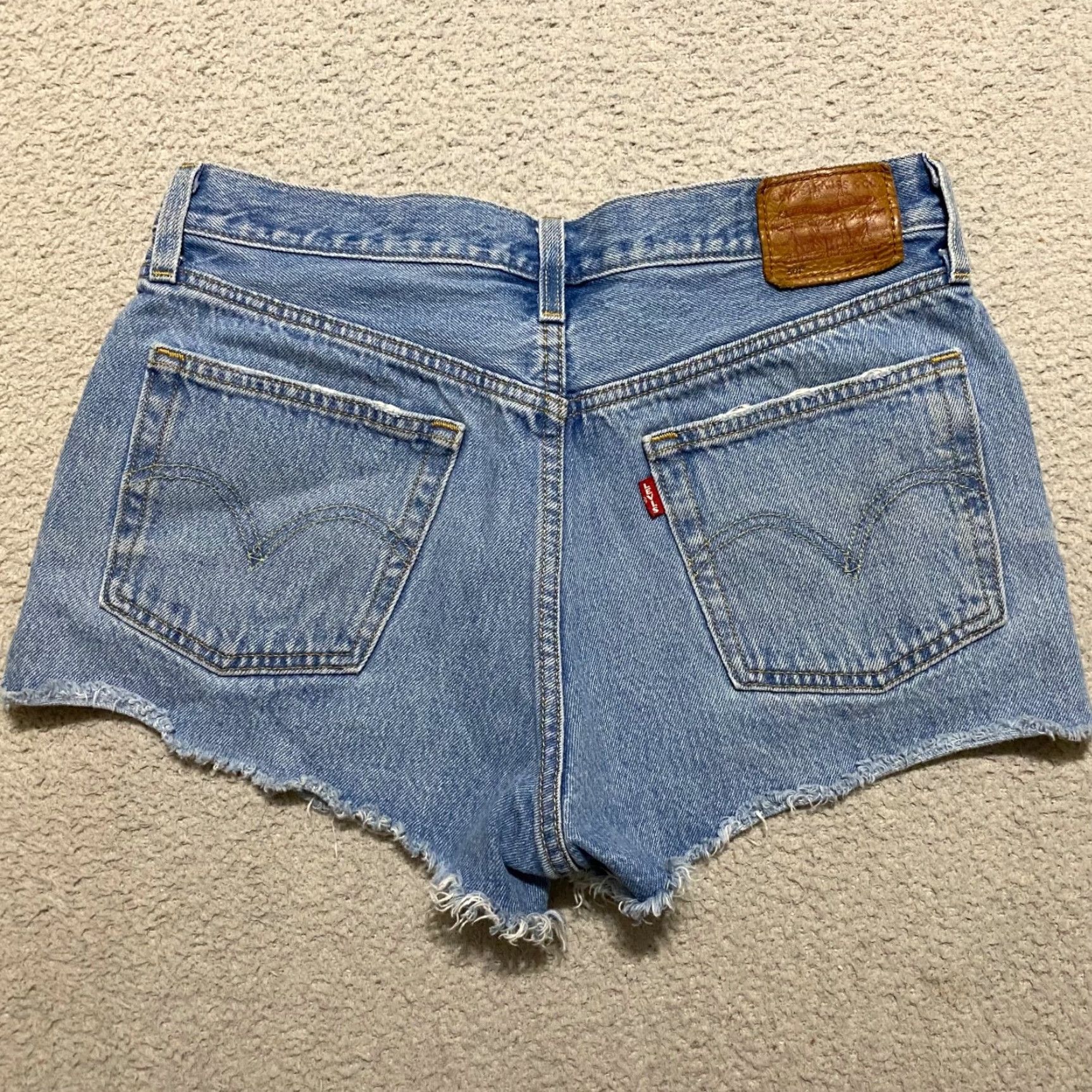 Levi's Levi's 501 Womens Jeans Shorts Blue Denim Medium Wash Cut-Off Inseam 2" 28 in Inseam 2 in Size 28" / US 6 / IT 42 - 2 Thumbnail