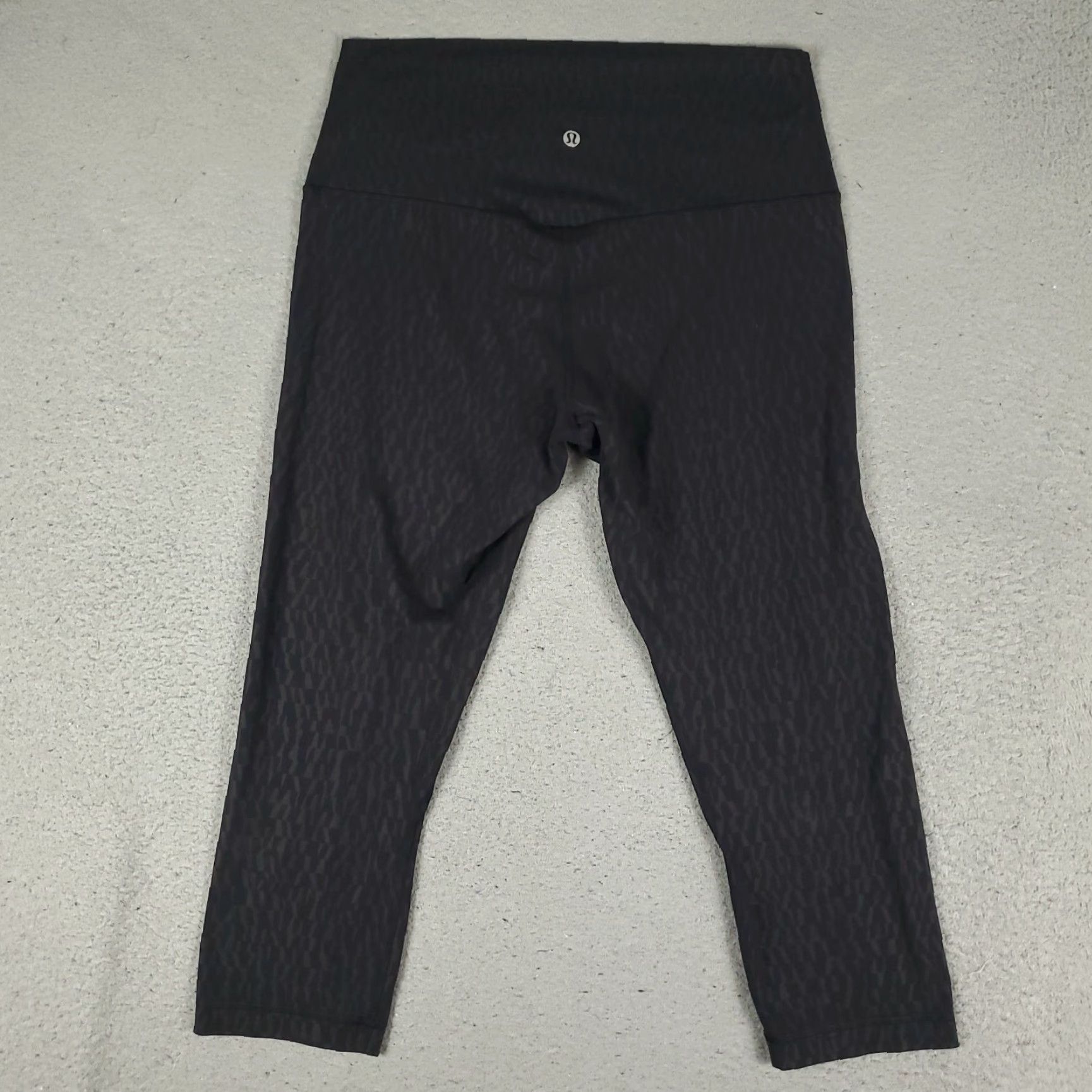 Lululemon LULULEMON Women's Size 3 Gray Black Geometric Capri Leggings Activewear Size 26" / US 2 / IT 38 - 7 Thumbnail