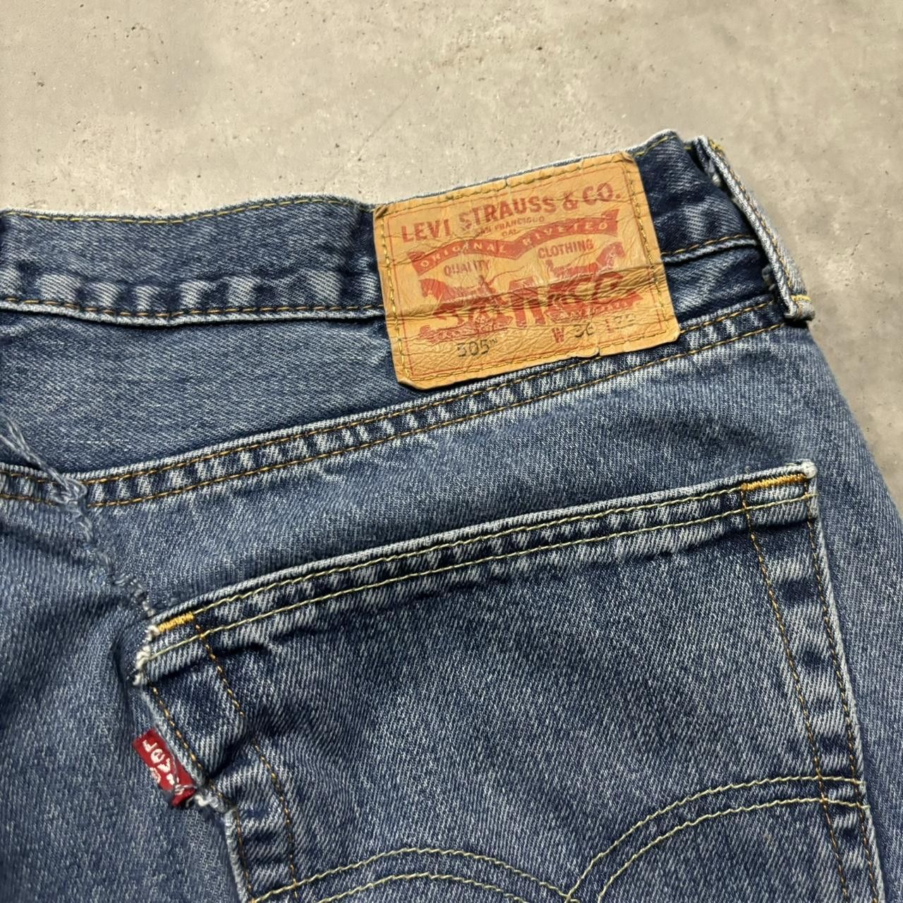 Levi's × Vintage Crazy Vintage Y2K/2000s Grunge Medium Wash Levi’s Essential Denim Jeans! Size US 36 / EU 52 - 7 Thumbnail