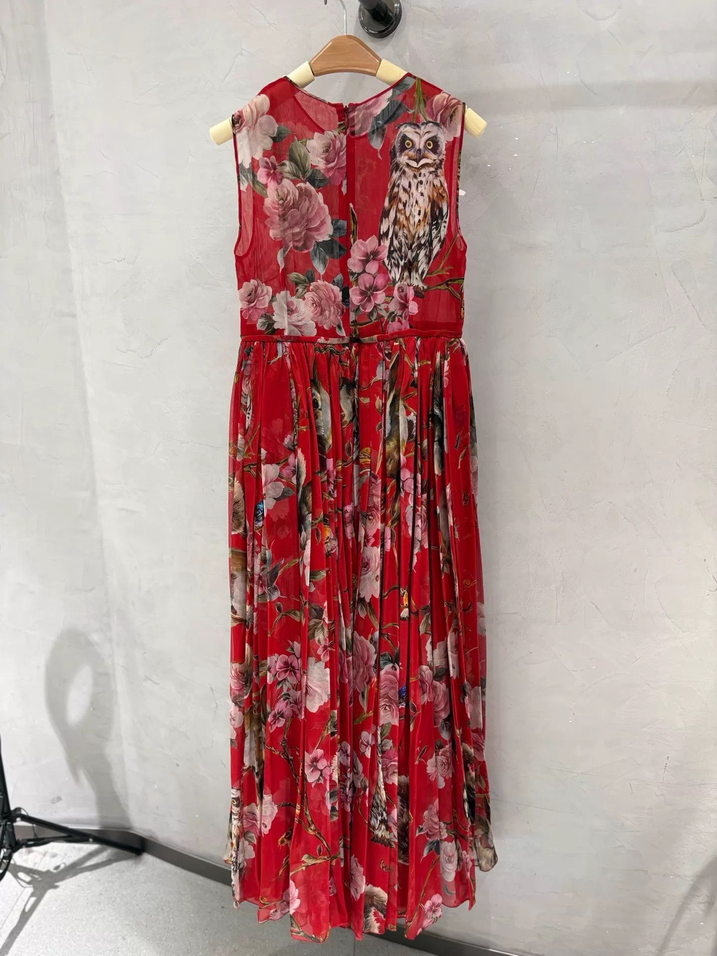 Dolce & Gabbana DG red full floral 100% silk sleeveless dress 38 (99 new) Size XS / US 0-2 / IT 36-38 - 3 Thumbnail