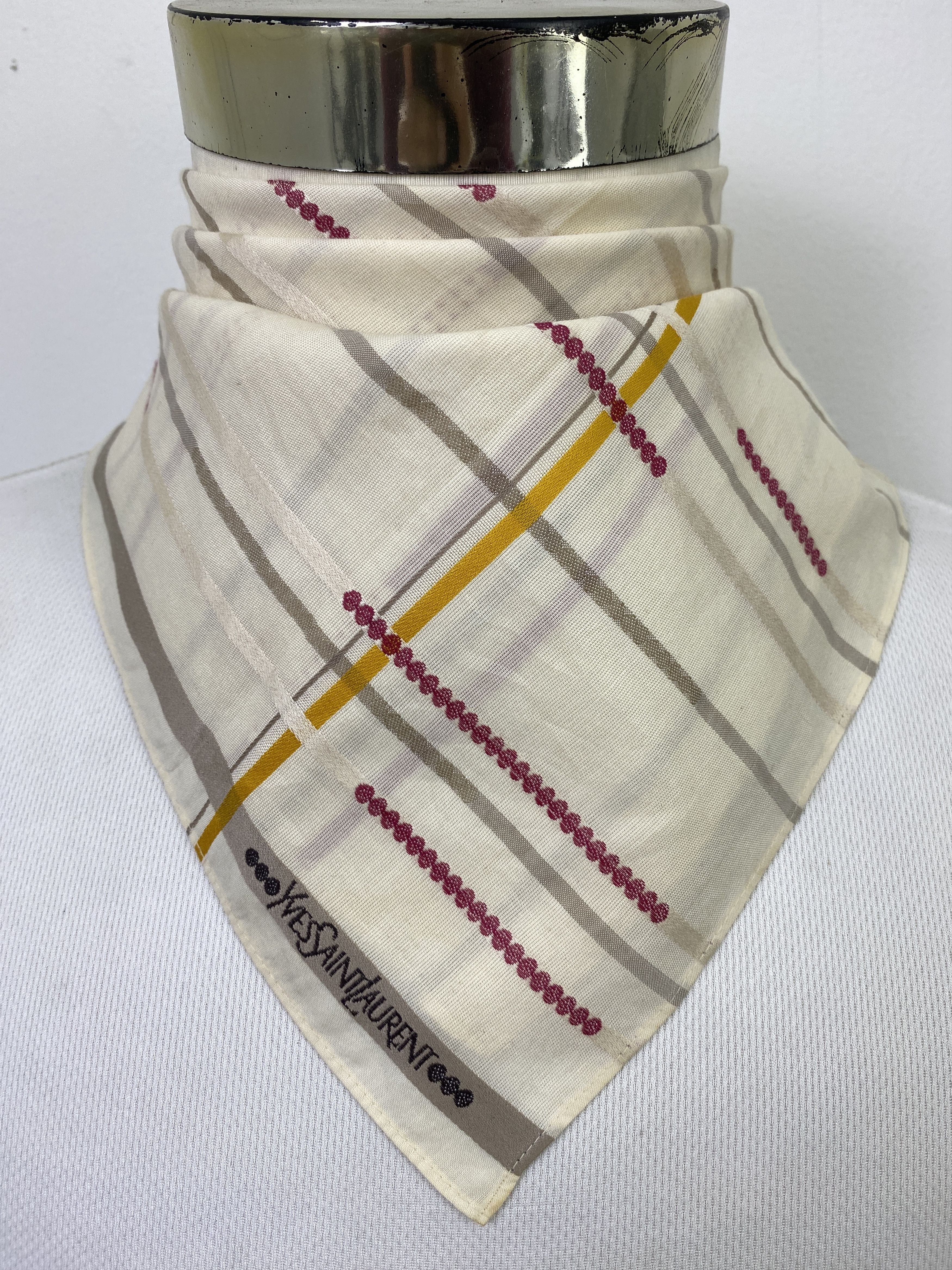 Yves Saint Laurent Yves Saint Laurent Handkerchief / Neckerchief KT0220 Size ONE SIZE - 1 Thumbnail