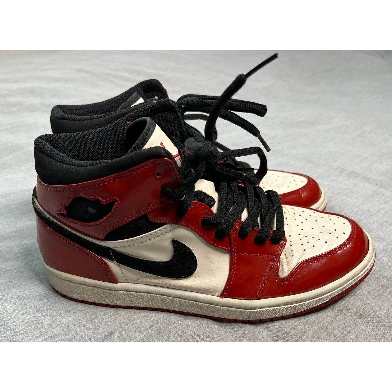 Jordan Brand × Nike × Vintage Vintage Air Jordan 1 Mid 2003 Patent Leather Chicago Mens 9 Size US 9 / EU 42 - 3 Thumbnail