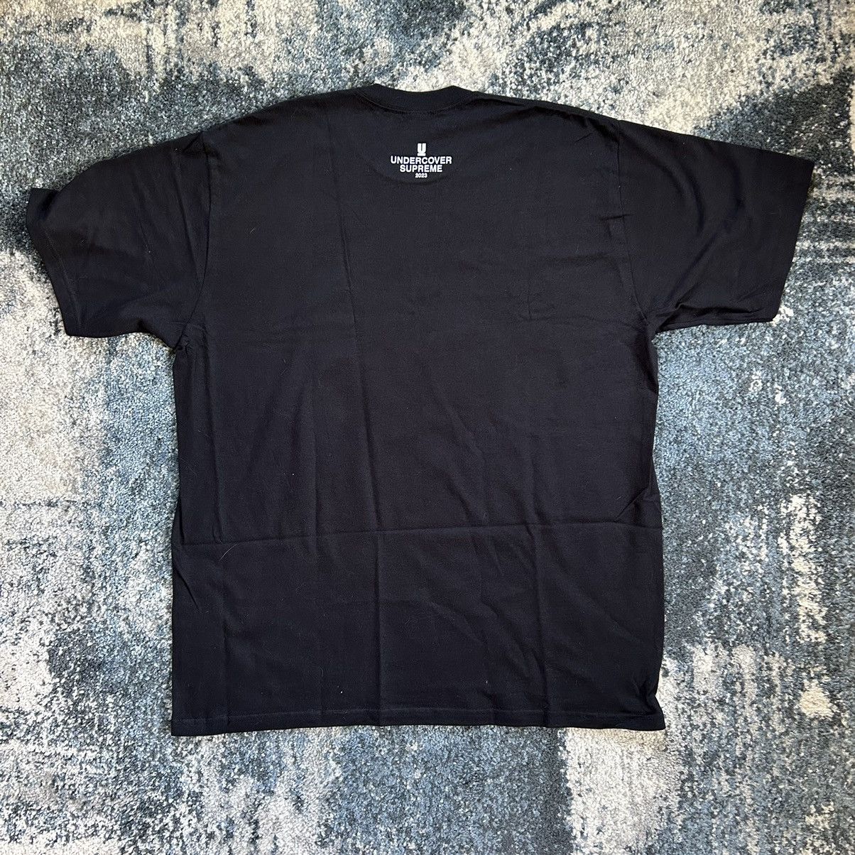 Jun Takahashi × Supreme × Undercover SPRiNG SUMMER 2023 TAG TEE BLACK WHiTE Size US XL / EU 56 / 4 - 7 Thumbnail