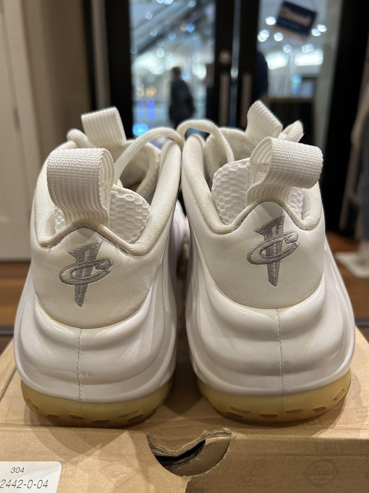 Nike Foamposite ‘White Out’ Size US 10.5 / EU 43-44 - 3 Thumbnail