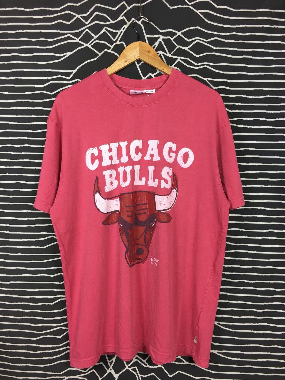NBA × Sports Specialties Chicago Bulls NBA Big Logo American Sports Tee Size US XL / EU 56 / 4 - 2 Thumbnail