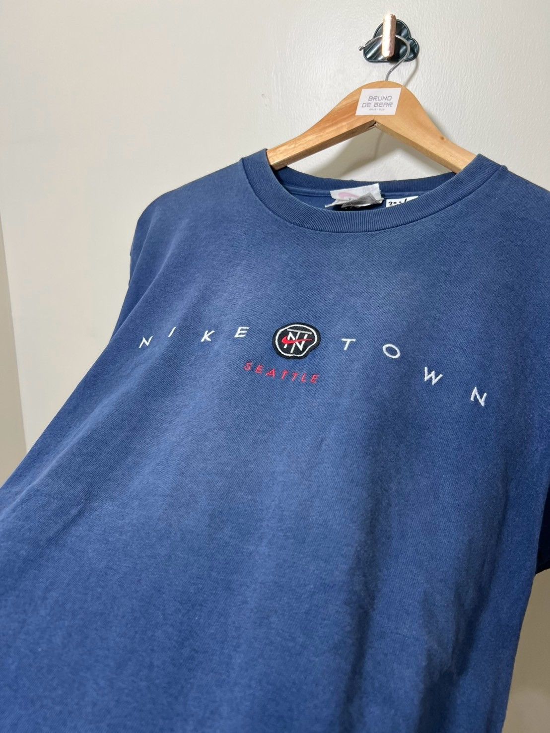Nike × Vintage Vintage 90's Nike Town Seattle shirt bnz01 Size US M / EU 48-50 / 2 - 4 Thumbnail