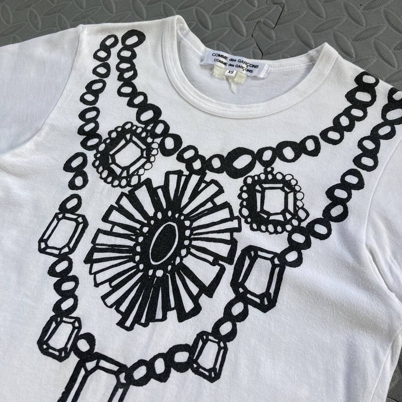 Comme des Garcons Jewel Necklace Print Tee Size XS / US 0-2 / IT 36-38 - 7 Thumbnail