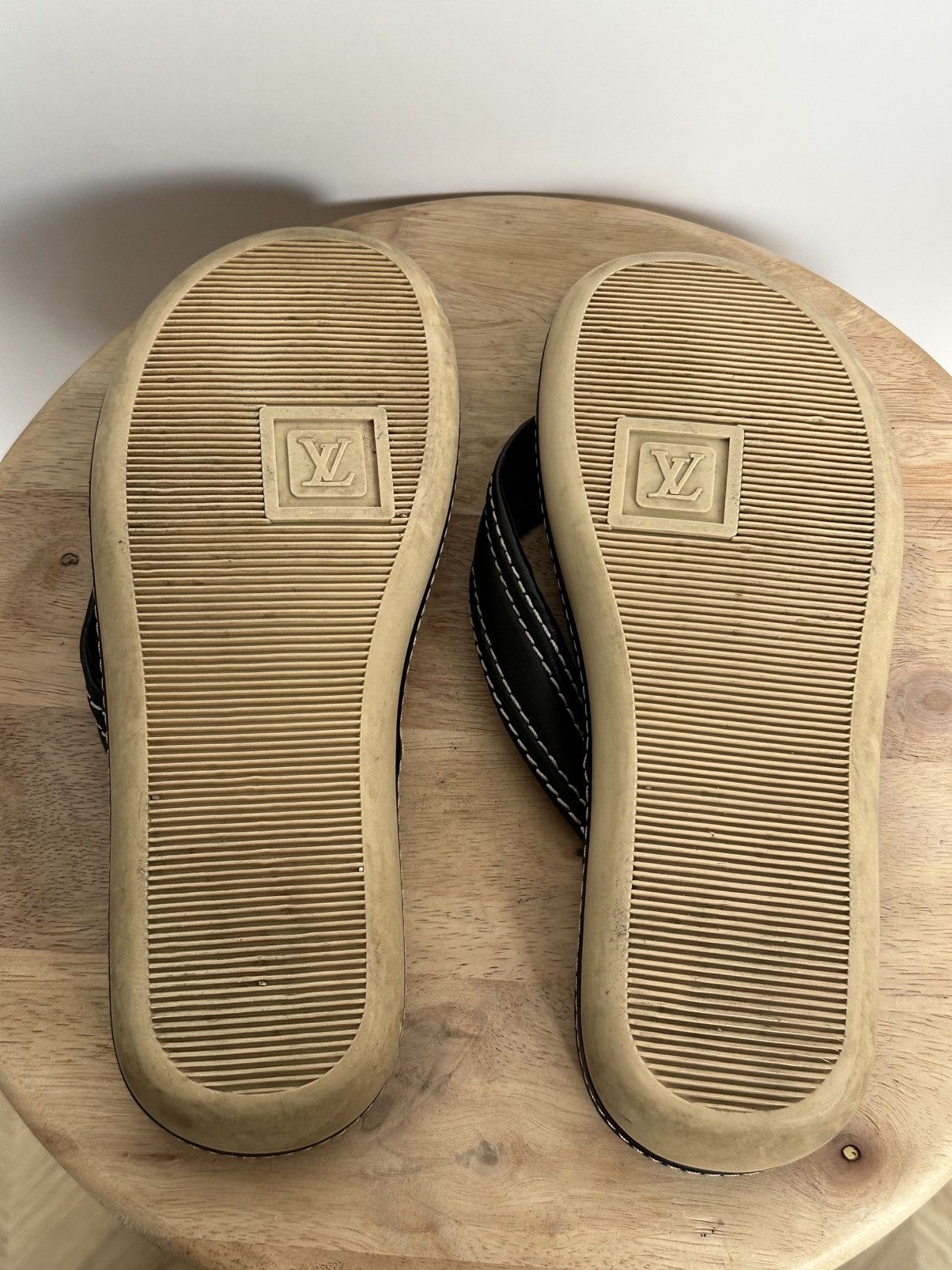 Louis Vuitton Louis Vuitton LV leather flip flops thongs with dustbag Size US 8.5 / IT 38.5 - 11 Thumbnail
