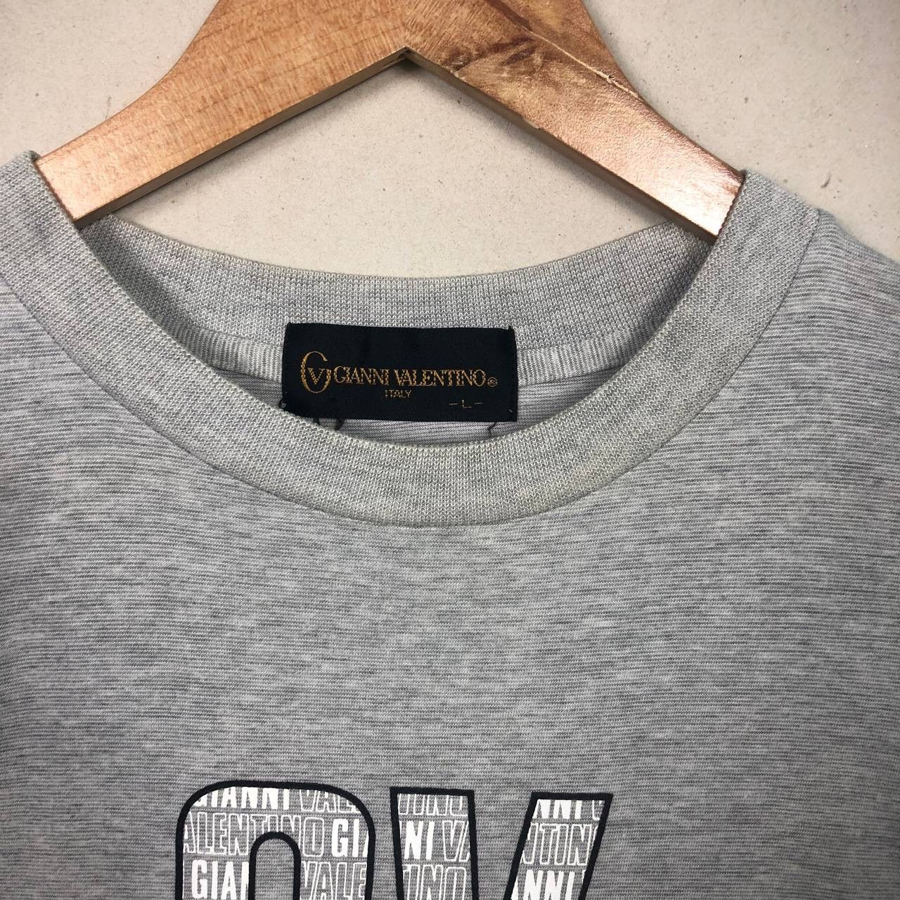 Designer Vintage Gianni Valentino Big Logo Grey Tshirt Size US L / EU 52-54 / 3 - 5 Thumbnail