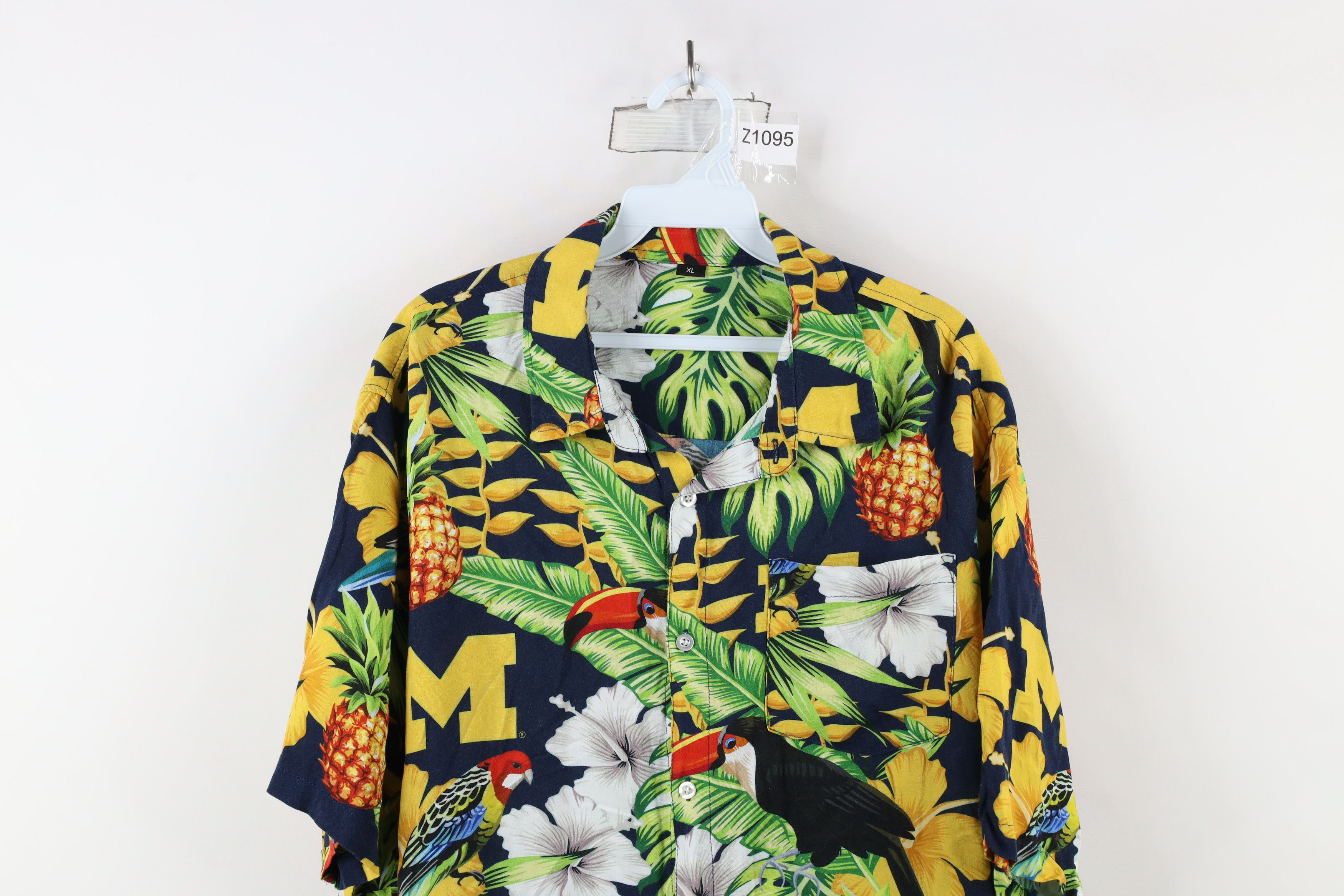 Vintage Vintage 90s University of Michigan Hawaiian Button Shirt Size US XL / EU 56 / 4 - 2 Thumbnail