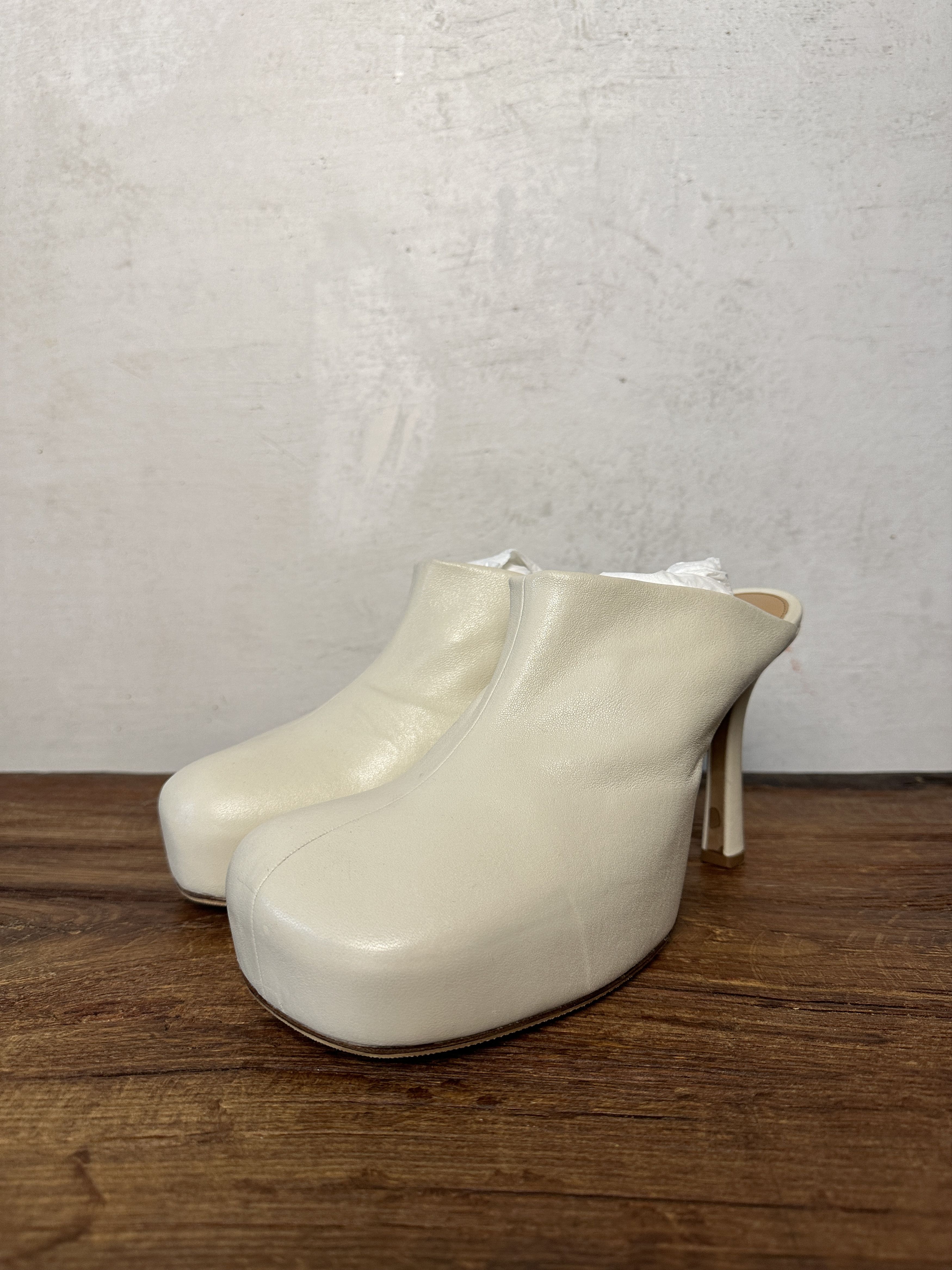 Bottega Veneta Bottega Veneta The Bold Ladies White Mules Size US 9 / IT 39 - 1 Thumbnail