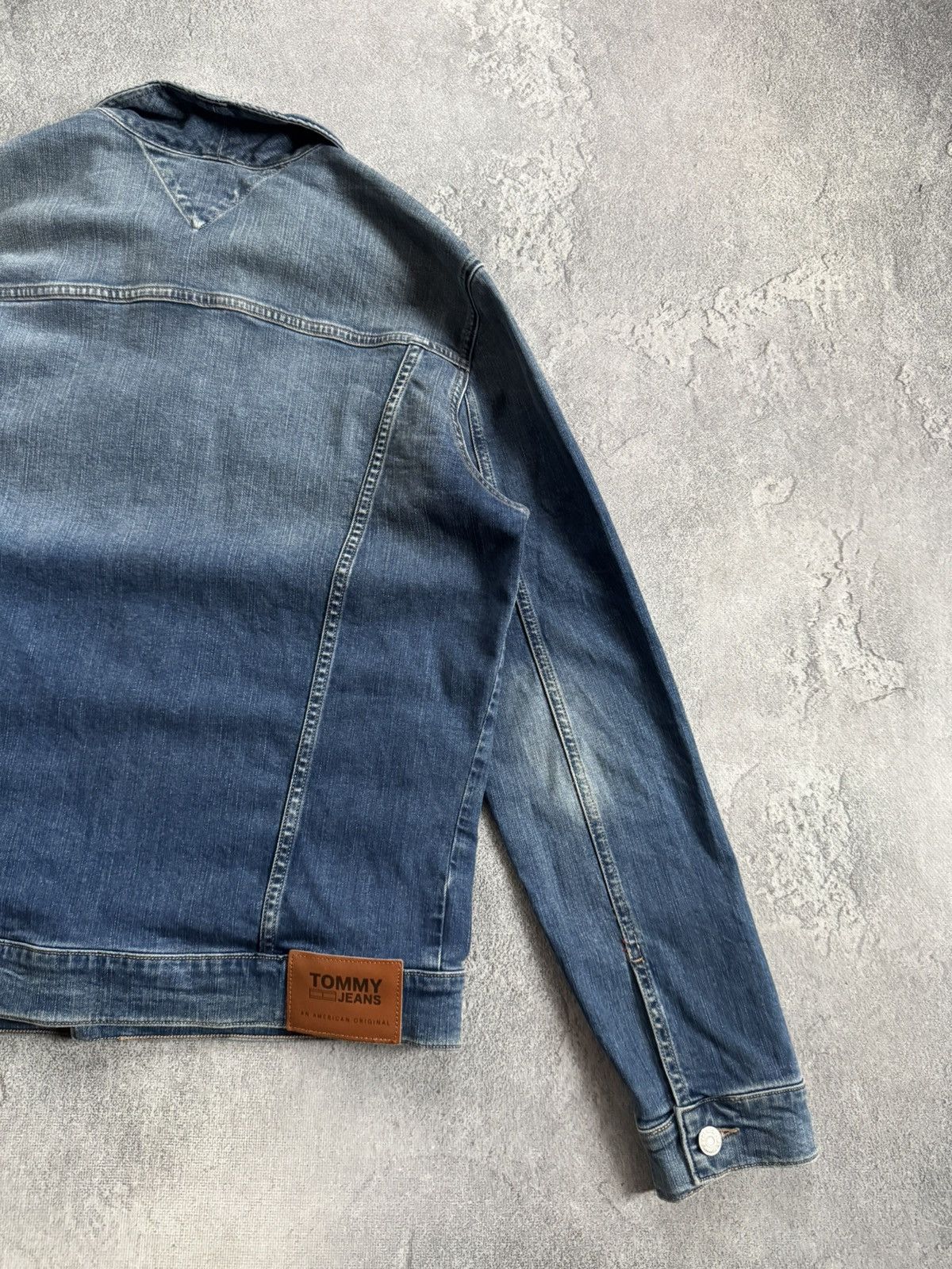 Tommy Hilfiger Tommy Hilfiger L blue denim trucker jacket button bomber Size US L / EU 52-54 / 3 - 15 Thumbnail