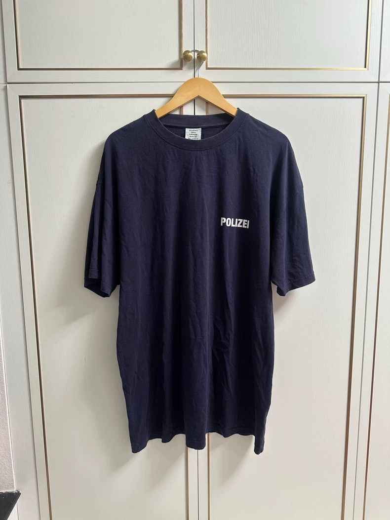Vetements Vetements Polizei Slogan Short Sleeve in Dark Blue Size US L / EU 52-54 / 3 - 2 Thumbnail