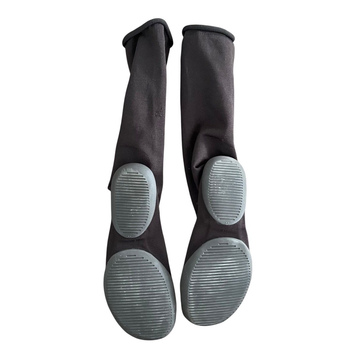 Yeezy YZY Pods Black Size US 9 / EU 42 - 2 Thumbnail