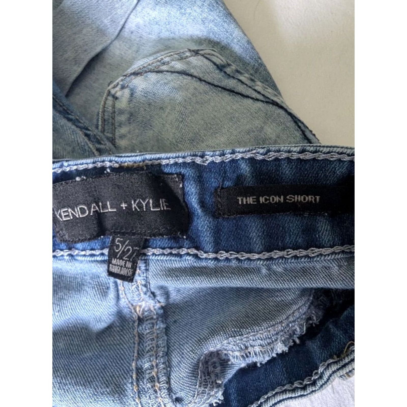 Vintage Kendall + Kylie The Icon Shorts Women 5/27 Denim Cuffed Distressed Stretch EUC Blue Shorts Women 27 Girls? Size 27" / US 4 / IT 40 - 3 Thumbnail