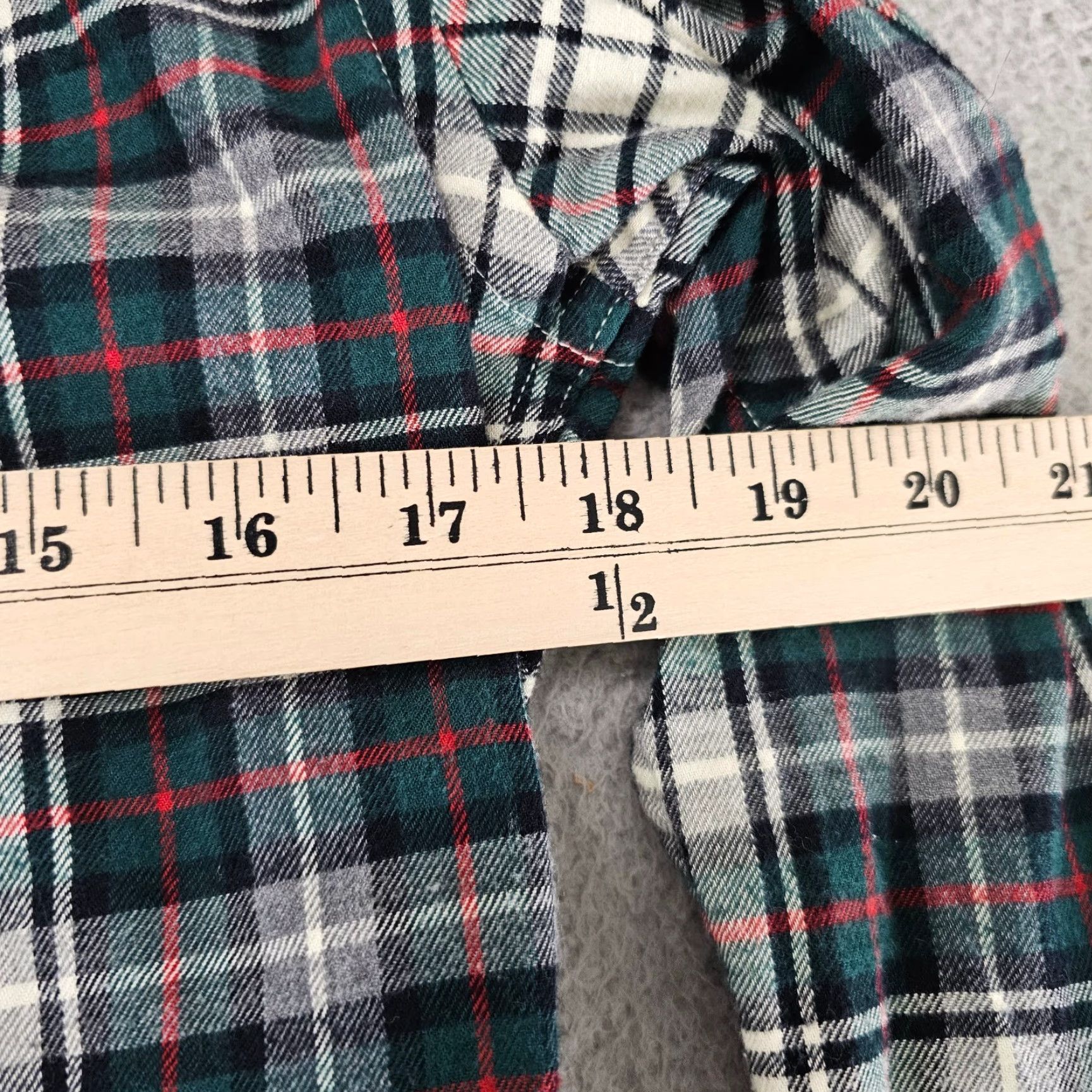 Uniqlo Uniqlo Shirt Womens Size Small Green Plaid Flannel Long Sleeve Button Up Shirt Womens Regular Green Plaid Flannel Button Up Size S / US 4 / IT 40 - 6 Thumbnail