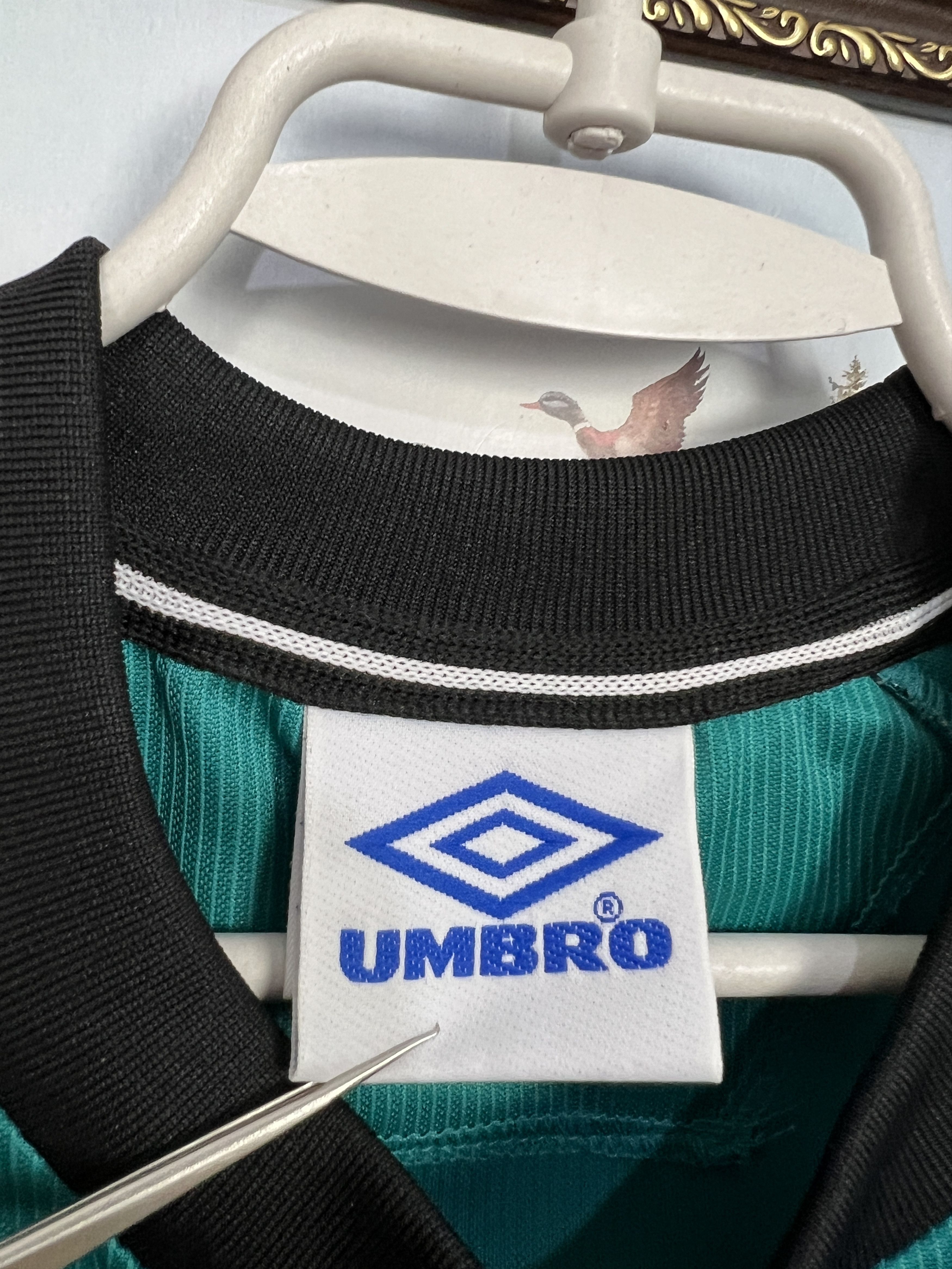 Umbro Vintage Celtic Football Train Shirt Soccer Jersey Trikot Size US L / EU 52-54 / 3 - 7 Thumbnail