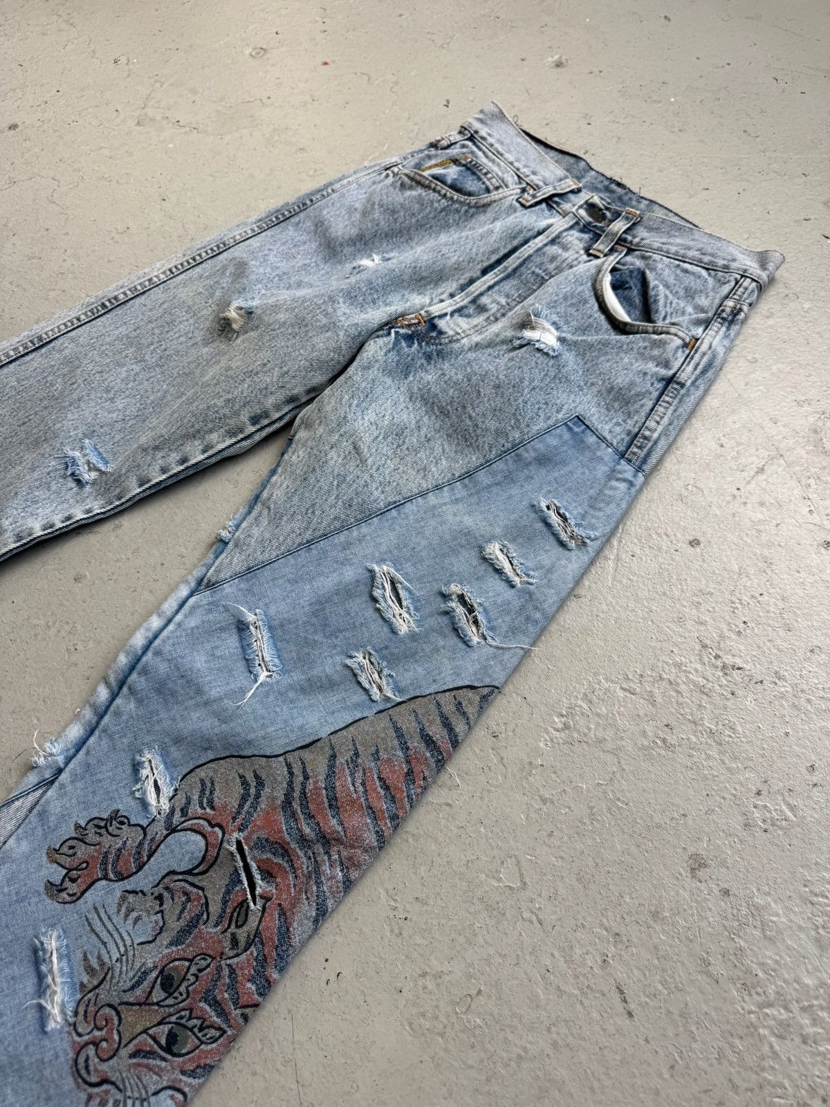 Giorgio Armani Armani Jeans 1990s Oriental Tiger Applique Washed Denim Size US 30 / EU 46 - 2 Thumbnail