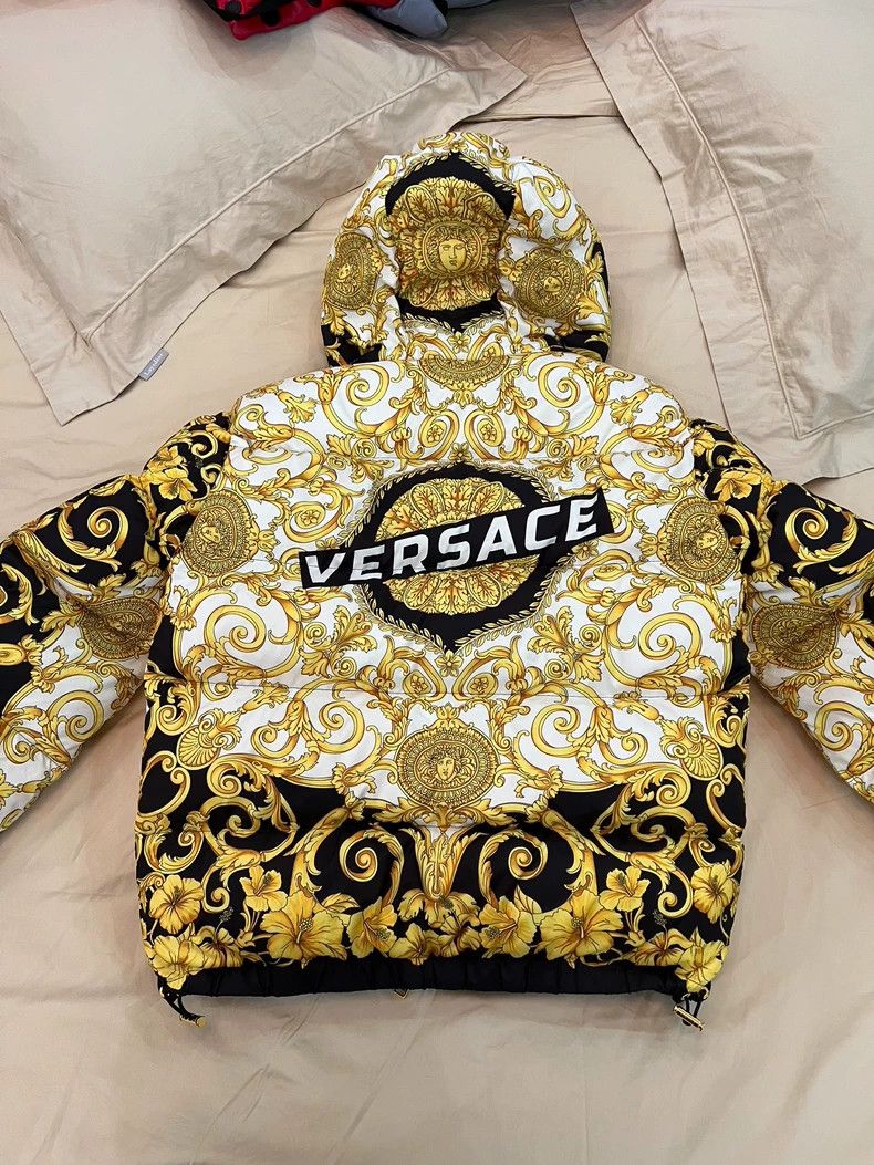 Versace Versace Full logo classic baroque style black and gold col Size US S / EU 44-46 / 1 - 2 Thumbnail