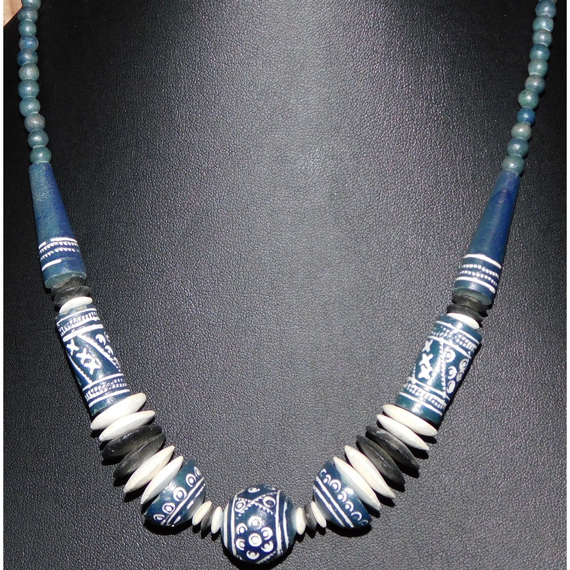 Other Vintage Blue And White Floral Carved Beaded Necklace Size ONE SIZE - 1 Thumbnail