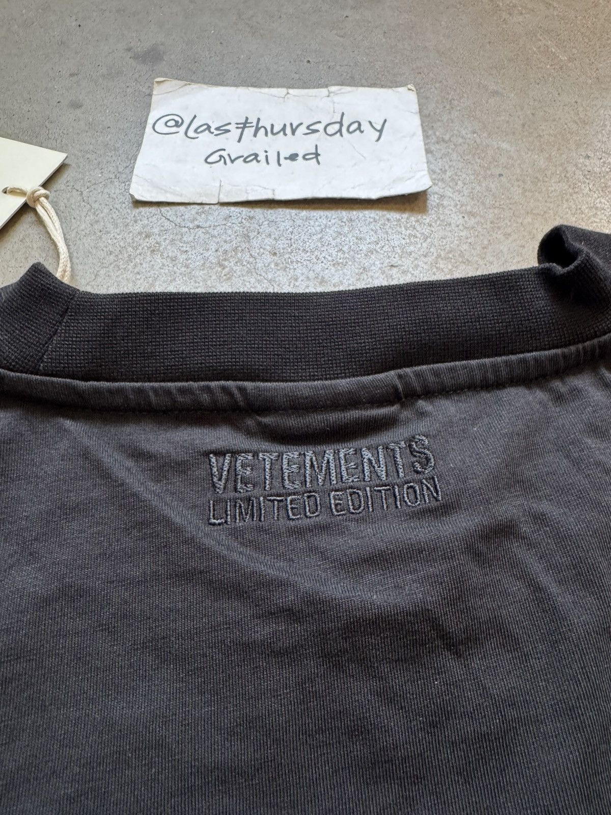 VTMNTS × Vetements Vetements Logo Tape Tee Black/Purple Medium Size US M / EU 48-50 / 2 - 5 Thumbnail