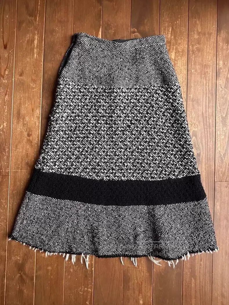 Comme des Garcons Comme Des Garcons size M Black and white tweed fringed mid Size 23" - 2 Thumbnail