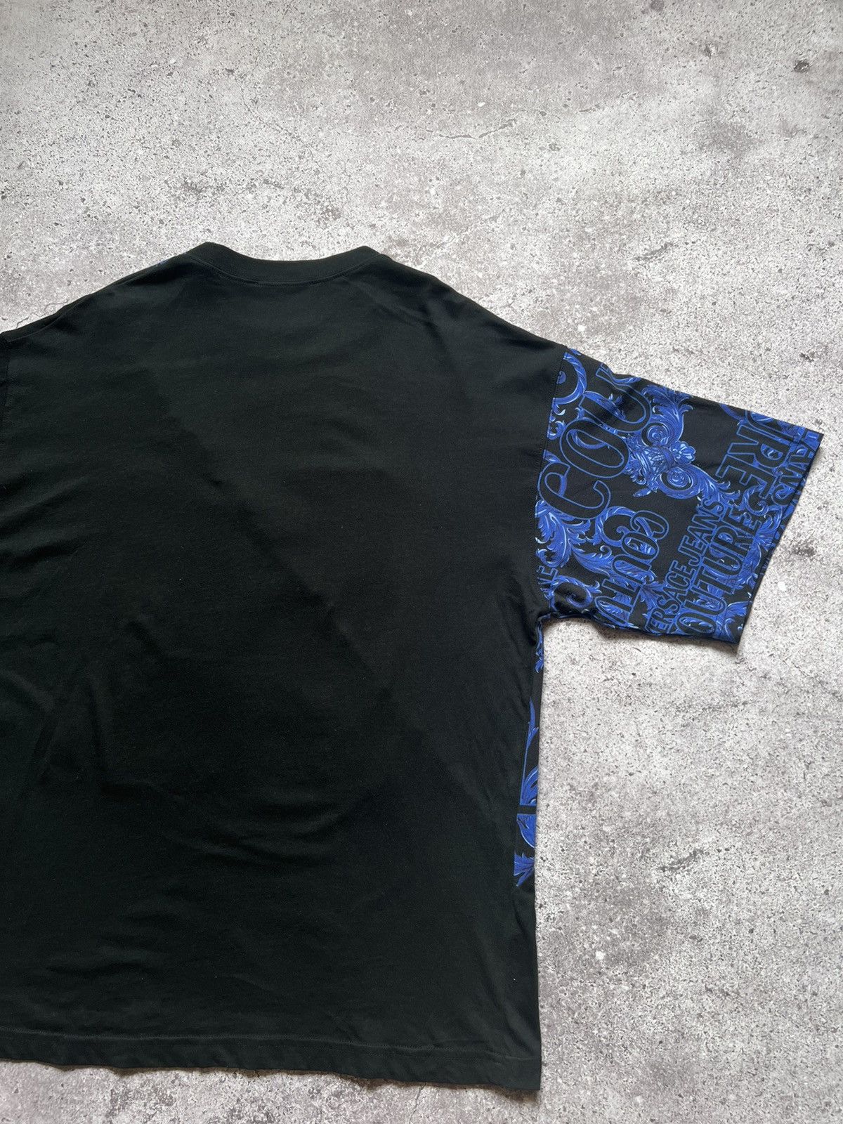 Designer × Versace Jeans Couture Versace Jeans Couture T-shirt Mit Barock Print Size US M / EU 48-50 / 2 - 15 Thumbnail